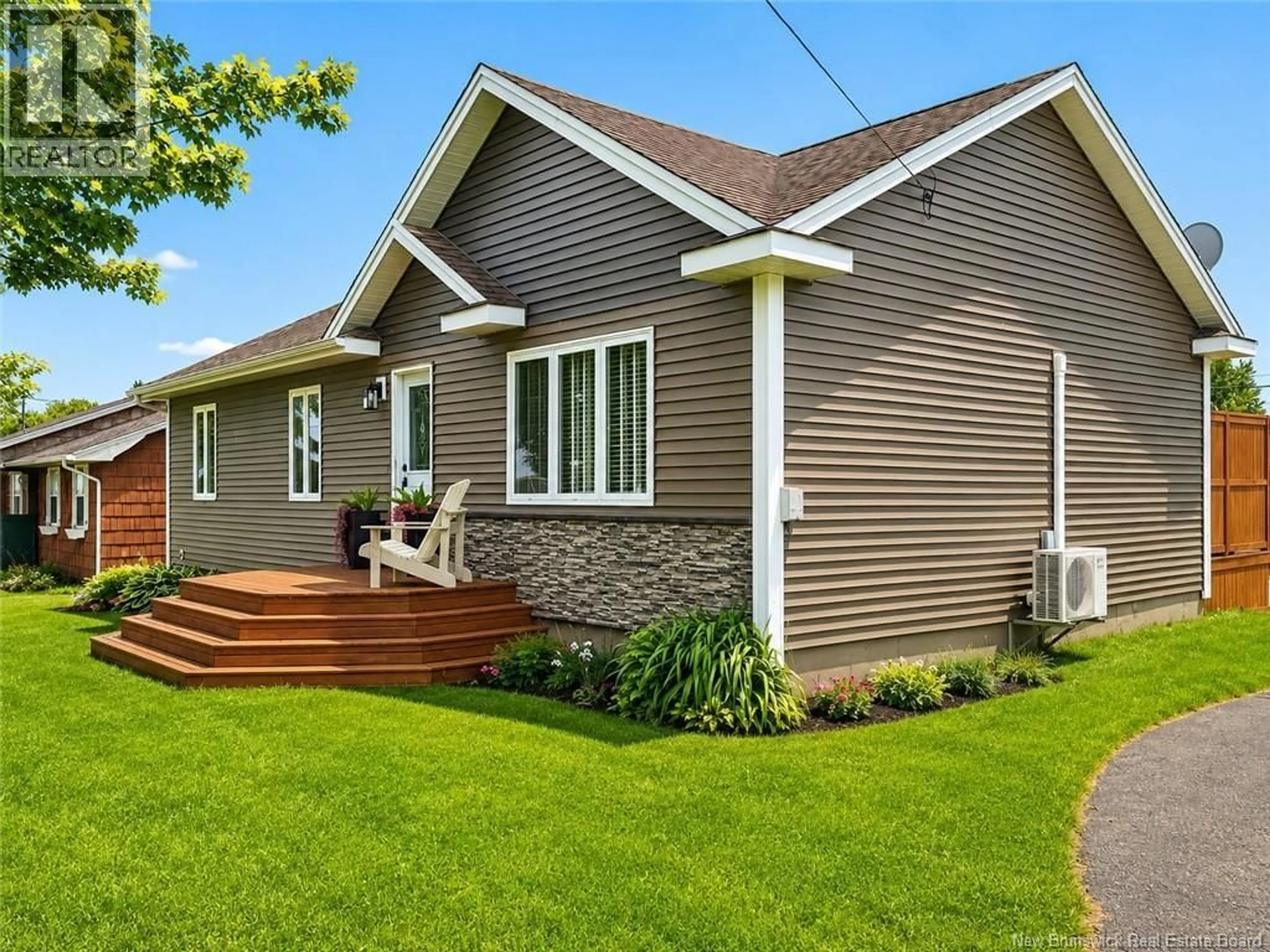 Home with vinyl exterior material, street for 42 RUE DU PARC, Bouctouche New Brunswick E4S3C5