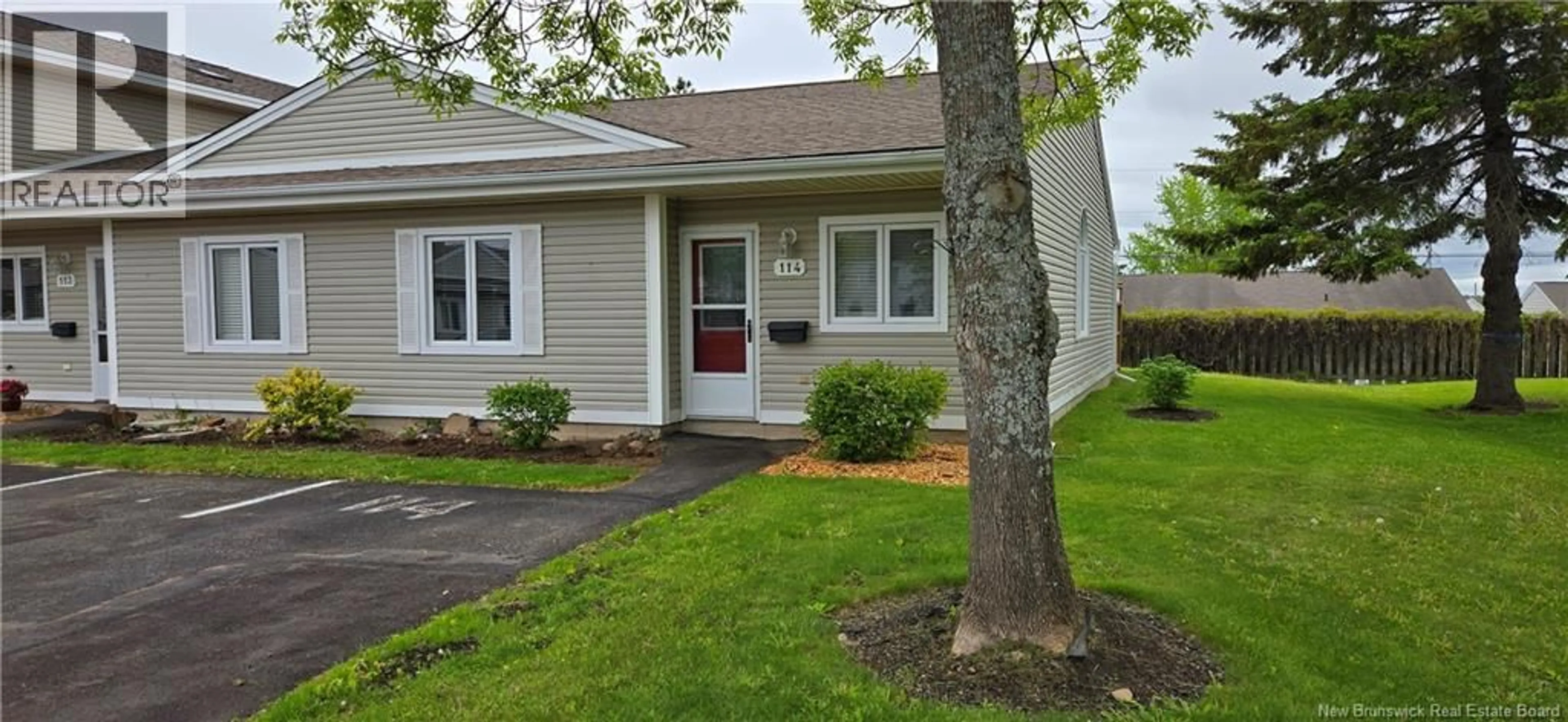 Home with vinyl exterior material, street for 114 - 208 VIRGINIA, Dieppe New Brunswick E1A6R7