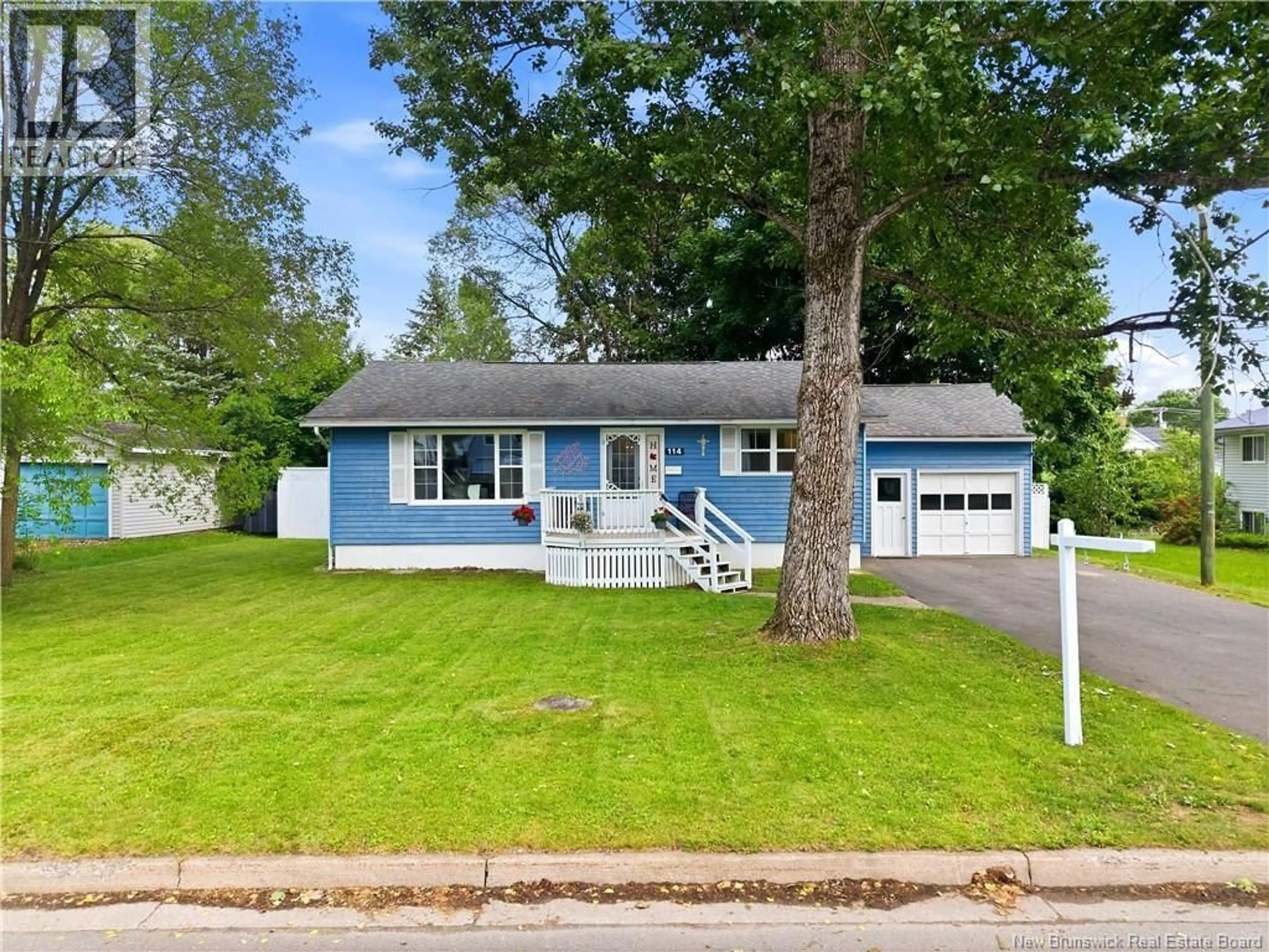 Home with vinyl exterior material, street for 114 EDGEWOOD DRIVE, Fredericton New Brunswick E3A1T1