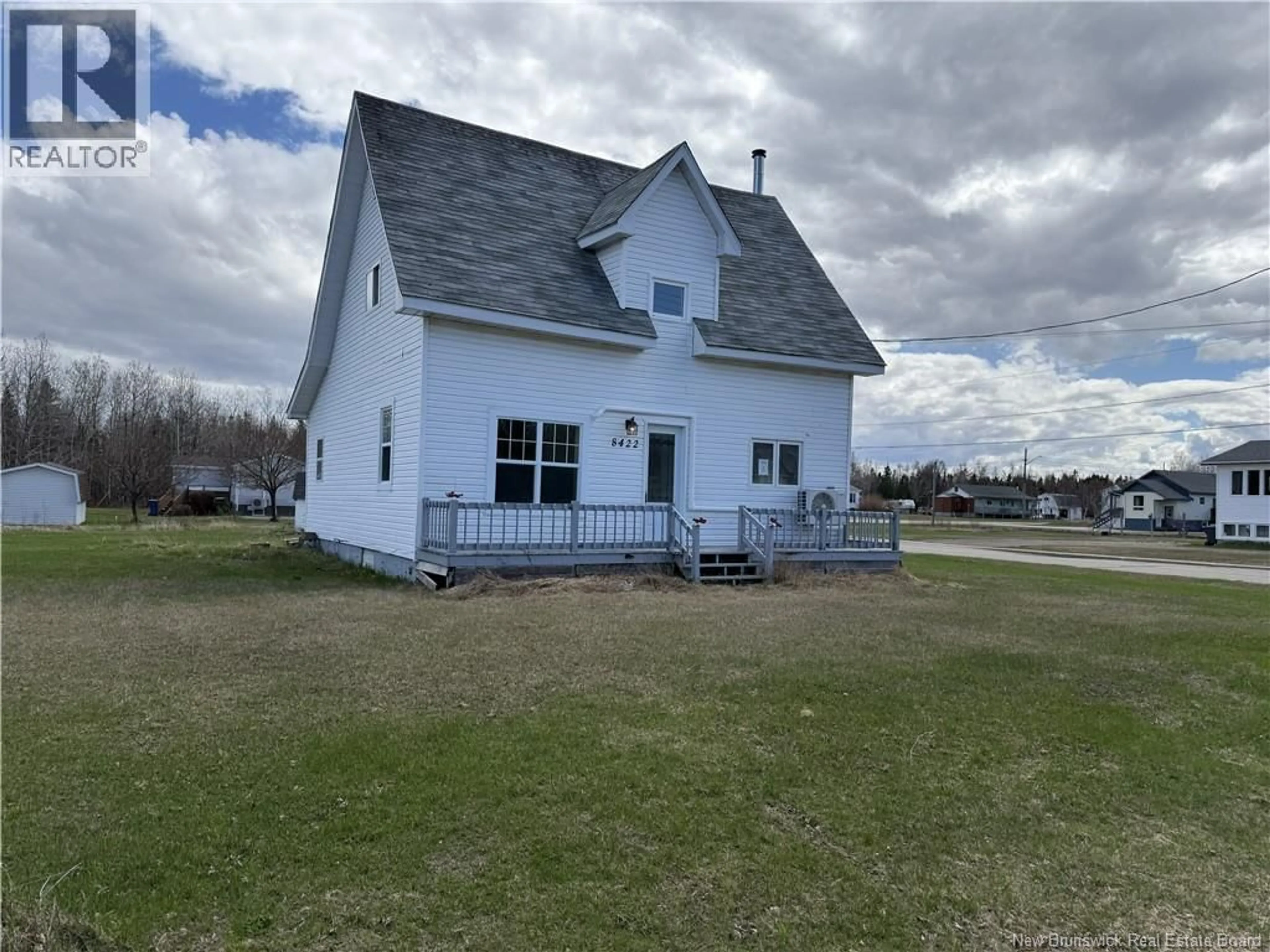 A pic from outside/outdoor area/front of a property/back of a property/a pic from drone, building for 8422 RUE ST-PAUL, Bas-Caraquet New Brunswick E1W6E6