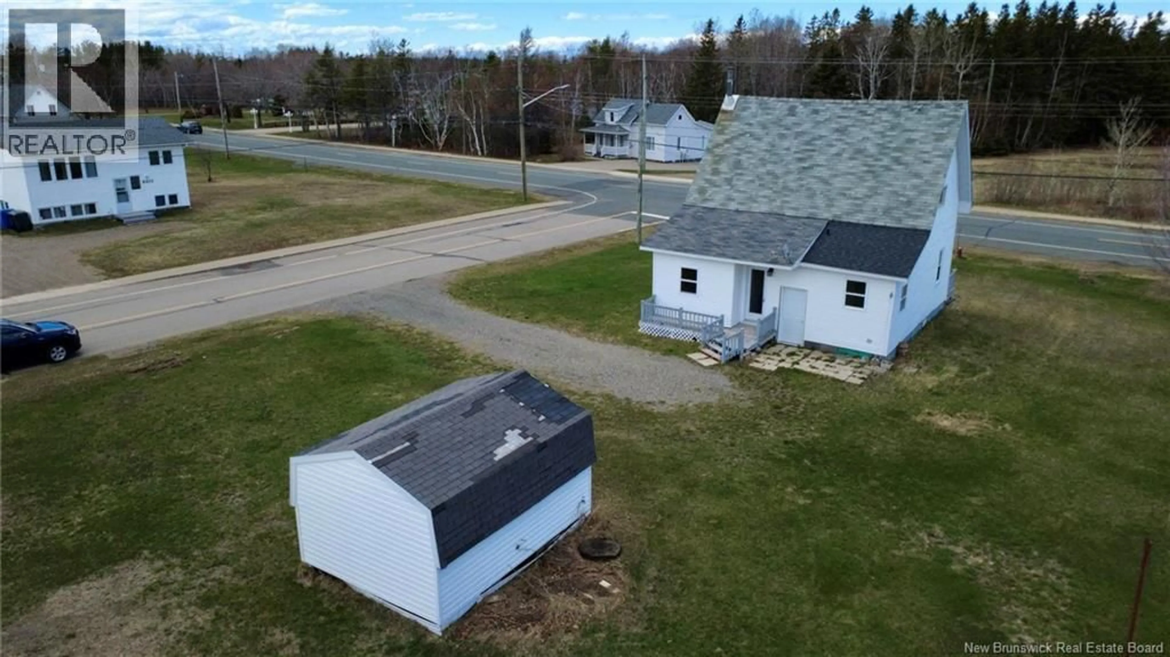 A pic from outside/outdoor area/front of a property/back of a property/a pic from drone, building for 8422 RUE ST-PAUL, Bas-Caraquet New Brunswick E1W6E6
