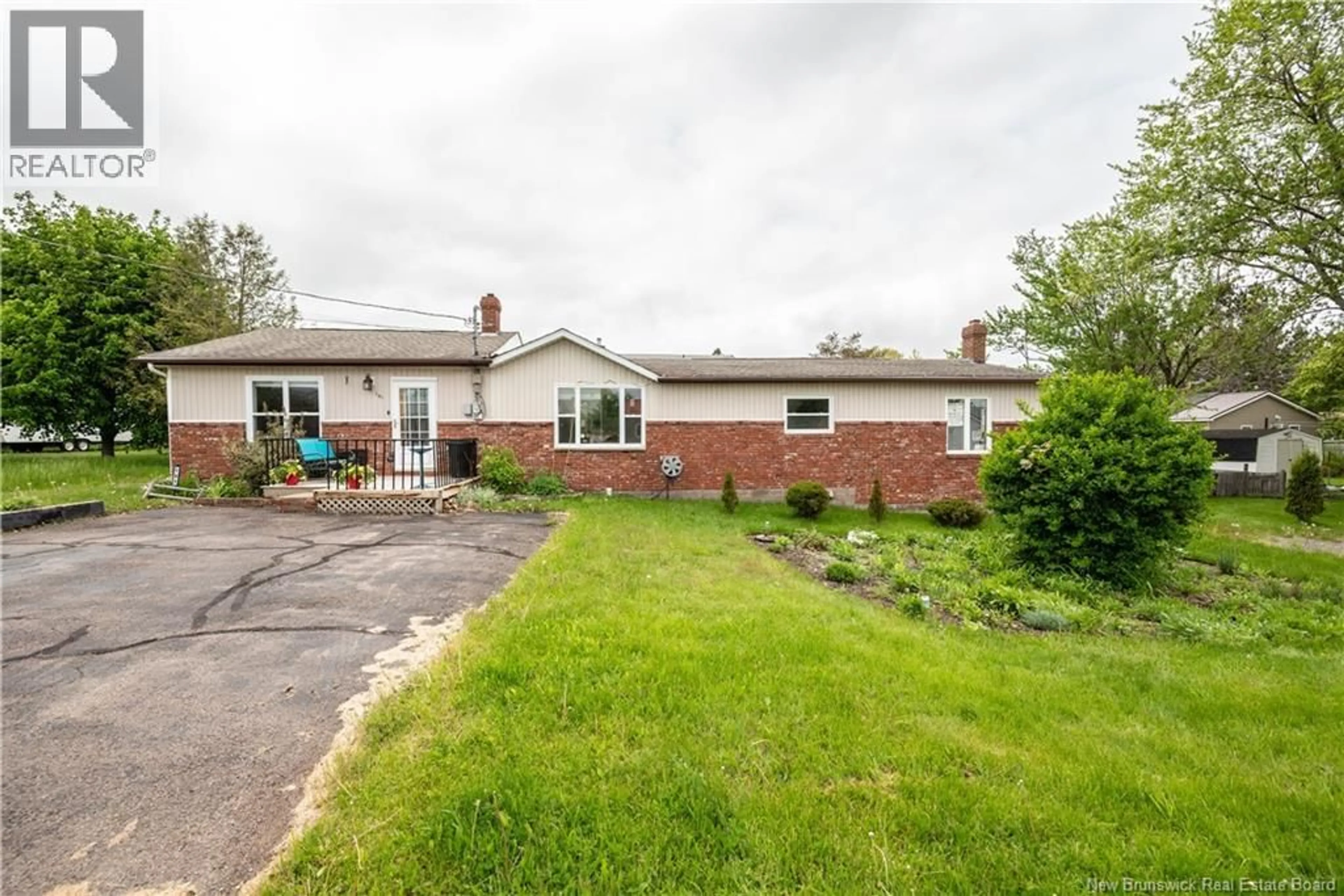 A pic from outside/outdoor area/front of a property/back of a property/a pic from drone, street for 101 WINTER STREET, Shediac New Brunswick E4P2Y1