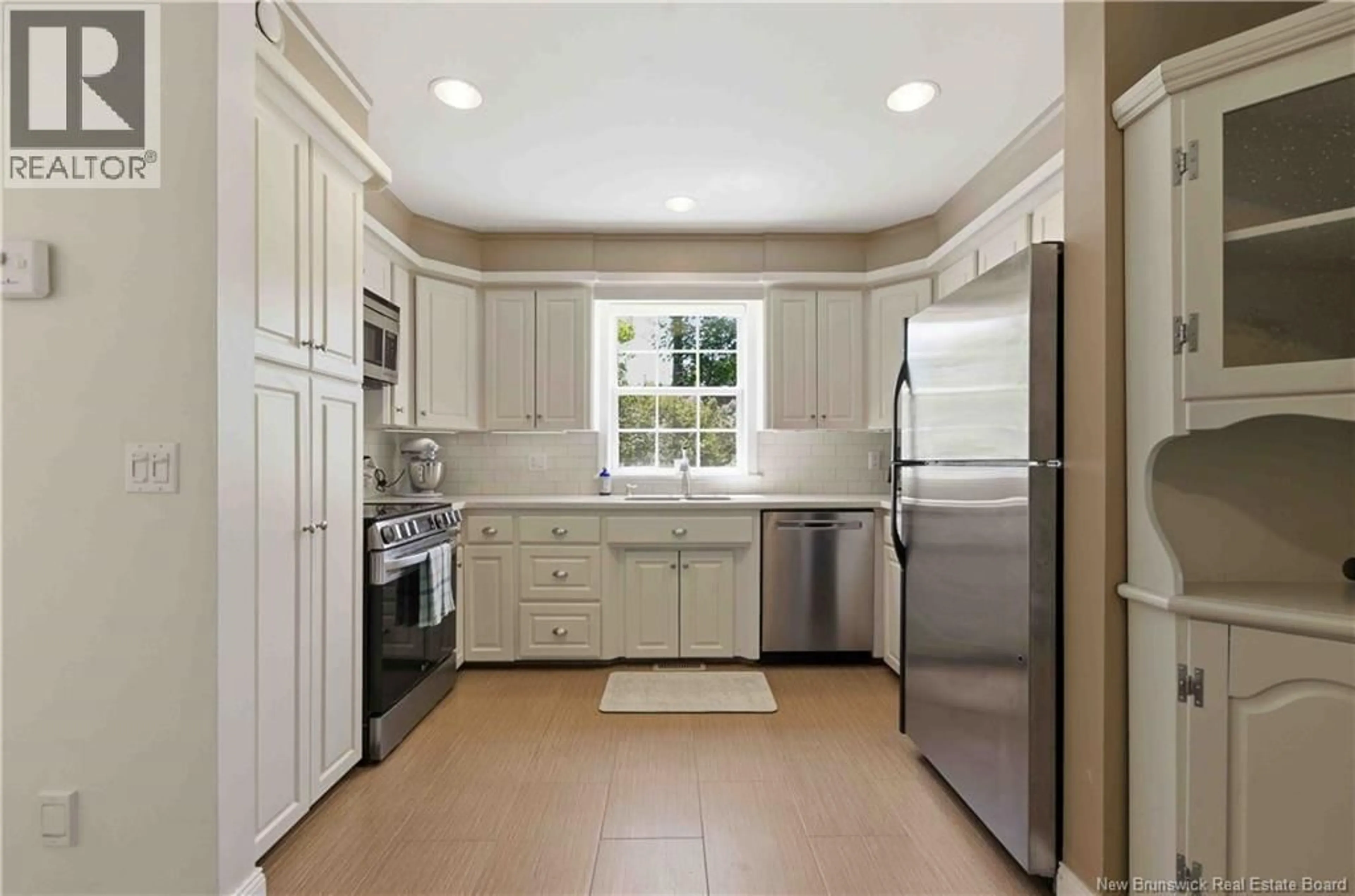 Standard kitchen, ceramic/tile floor for 2010 ROUTE 3, Harvey New Brunswick E6K3E9