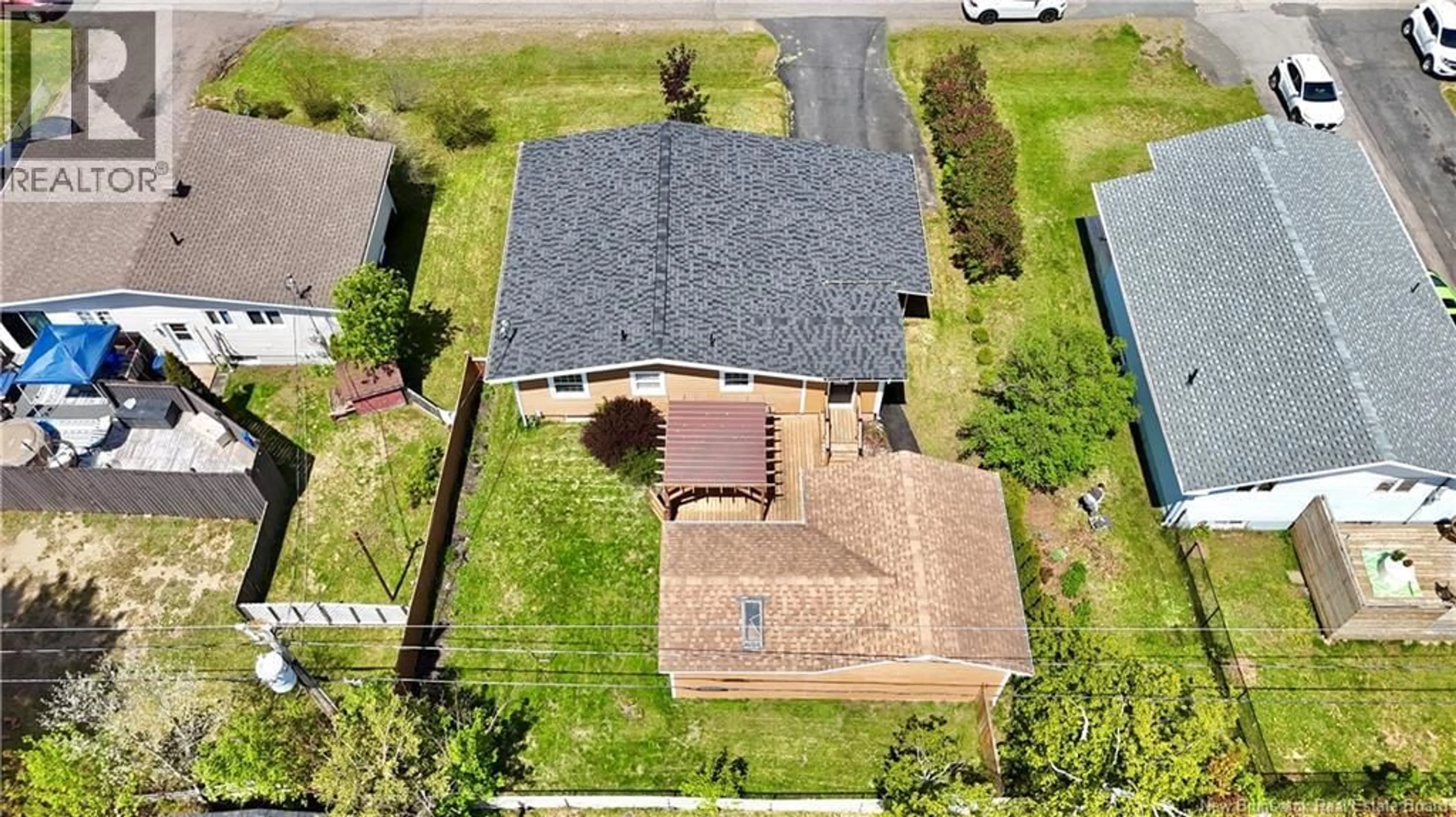 A pic from outside/outdoor area/front of a property/back of a property/a pic from drone, street for 1171 VINCENT, Bathurst New Brunswick E2A3W1