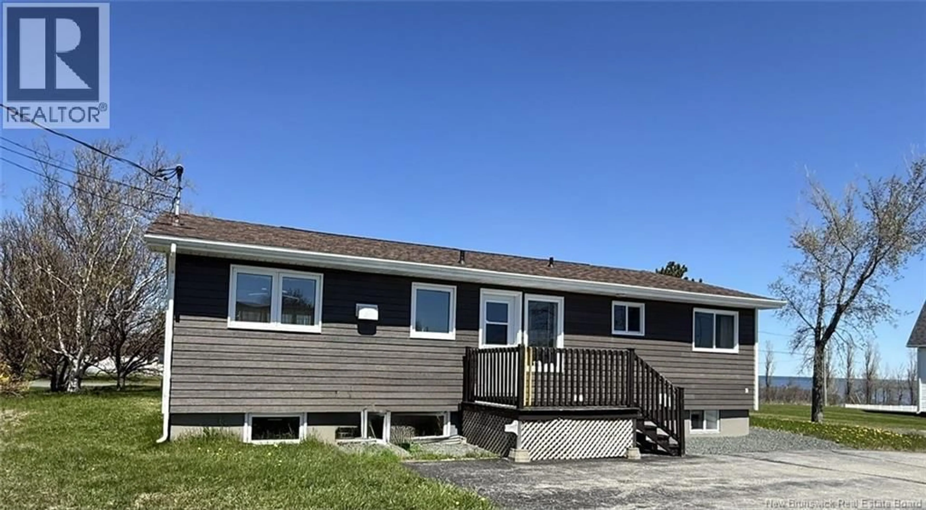 Home with vinyl exterior material, unknown for 378 RUE DE L'ILE, Caraquet New Brunswick E1W1B5