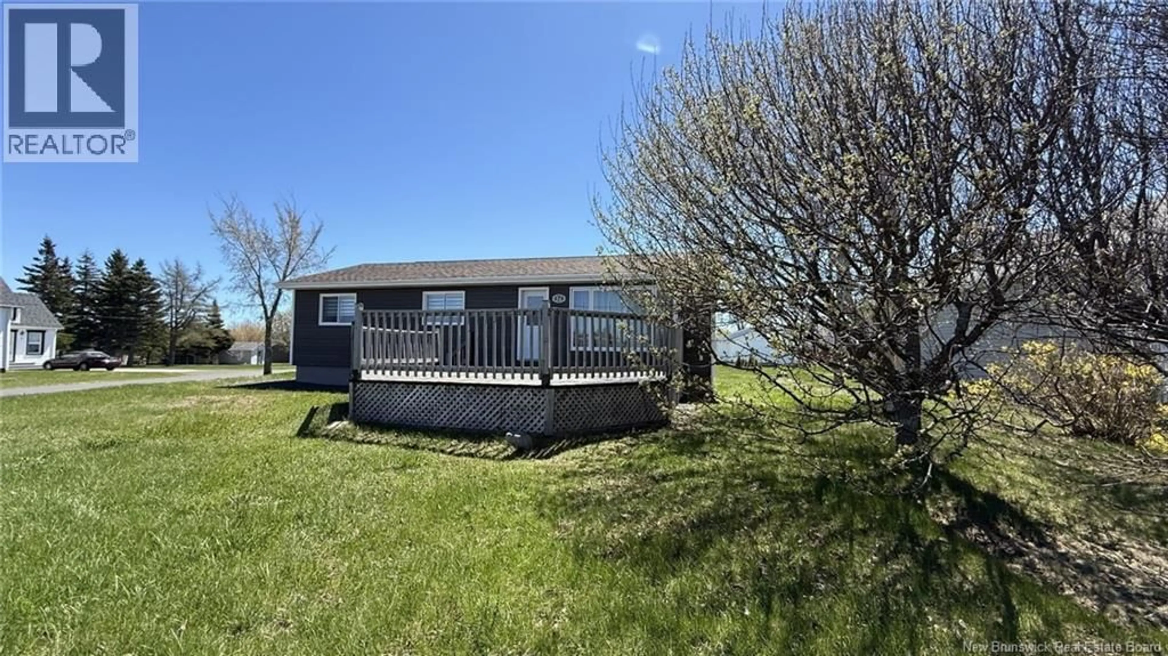 A pic from outside/outdoor area/front of a property/back of a property/a pic from drone, water/lake/river/ocean view for 378 RUE DE L'ILE, Caraquet New Brunswick E1W1B5