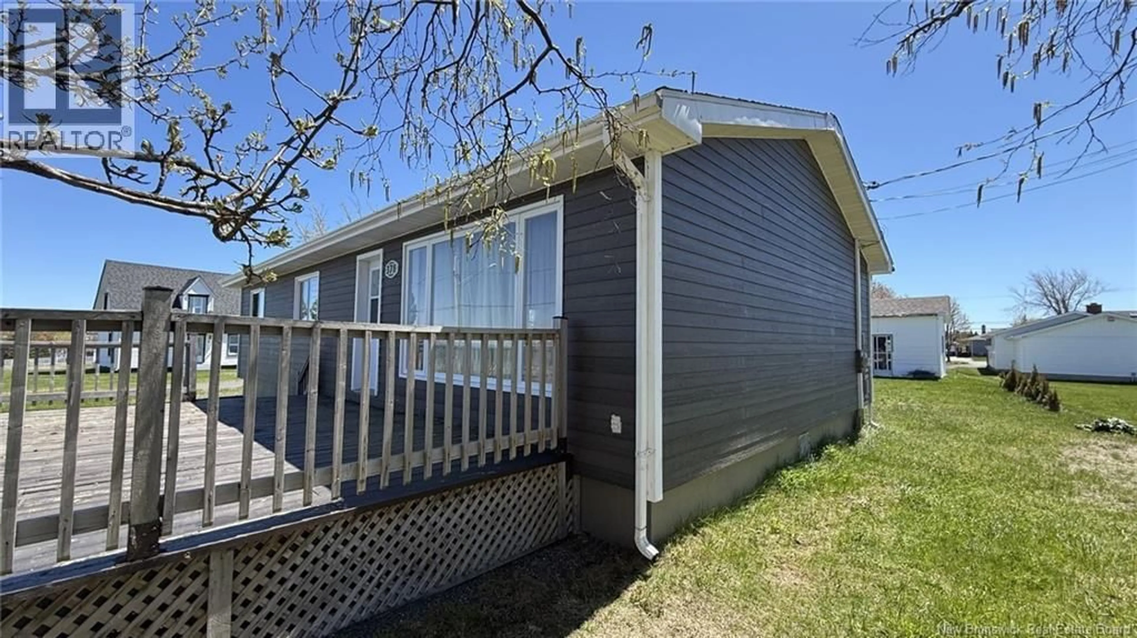Home with vinyl exterior material, street for 378 RUE DE L'ILE, Caraquet New Brunswick E1W1B5