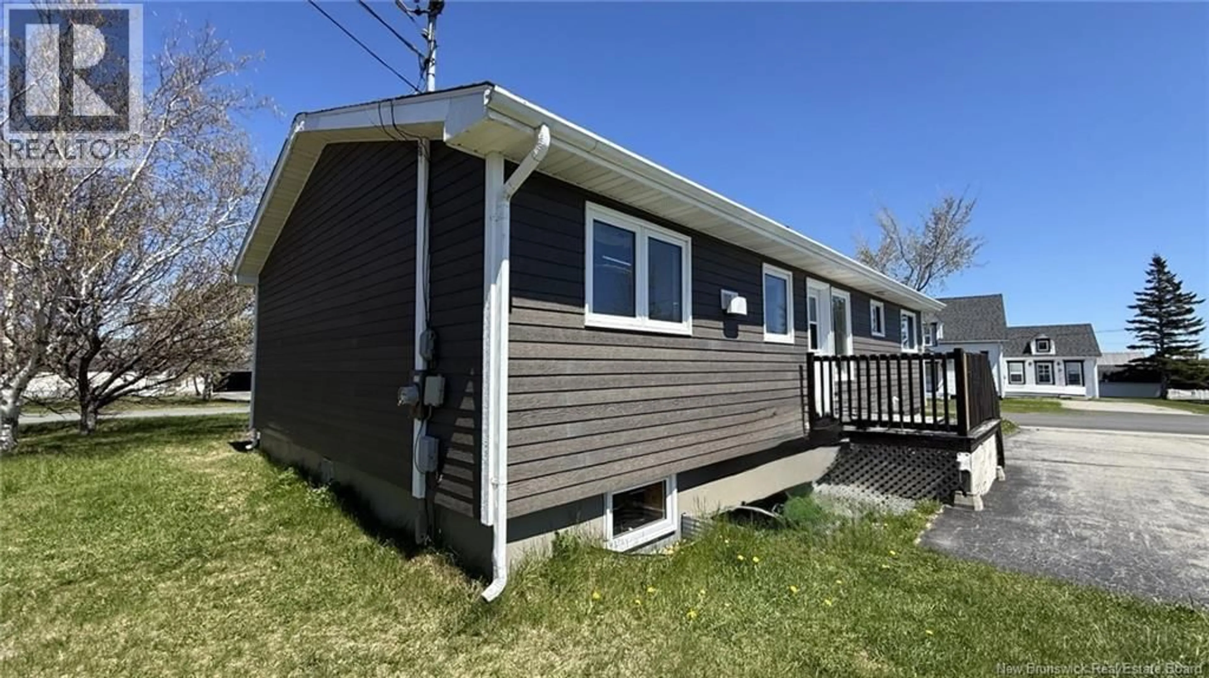 Home with vinyl exterior material, street for 378 RUE DE L'ILE, Caraquet New Brunswick E1W1B5