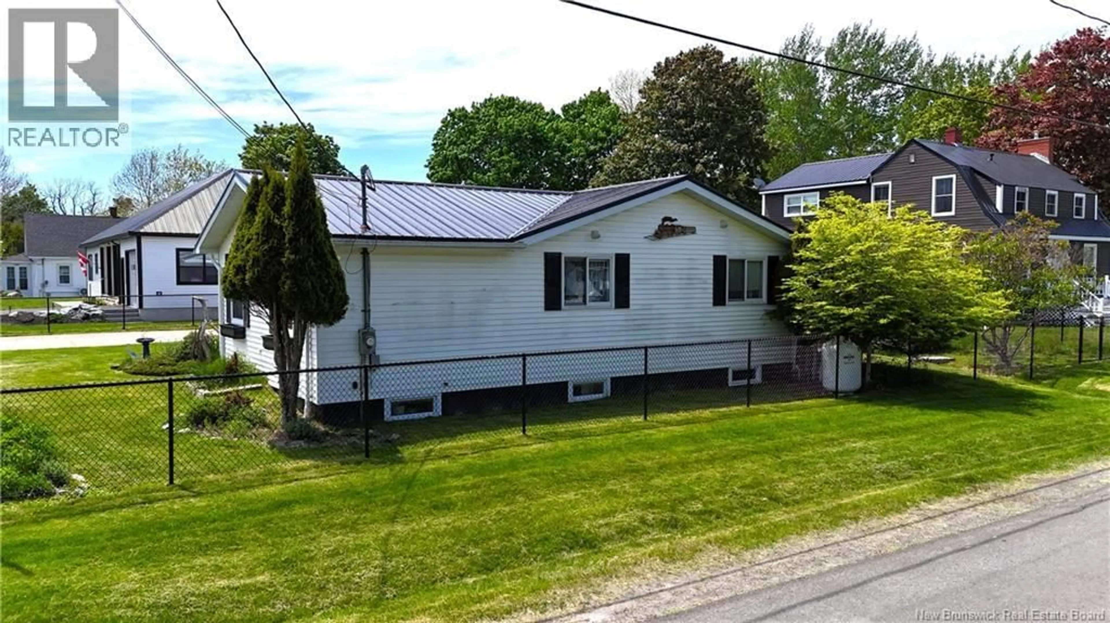Home with vinyl exterior material, street for 122 ERNEST STREET, Saint Andrews New Brunswick E5B2E3
