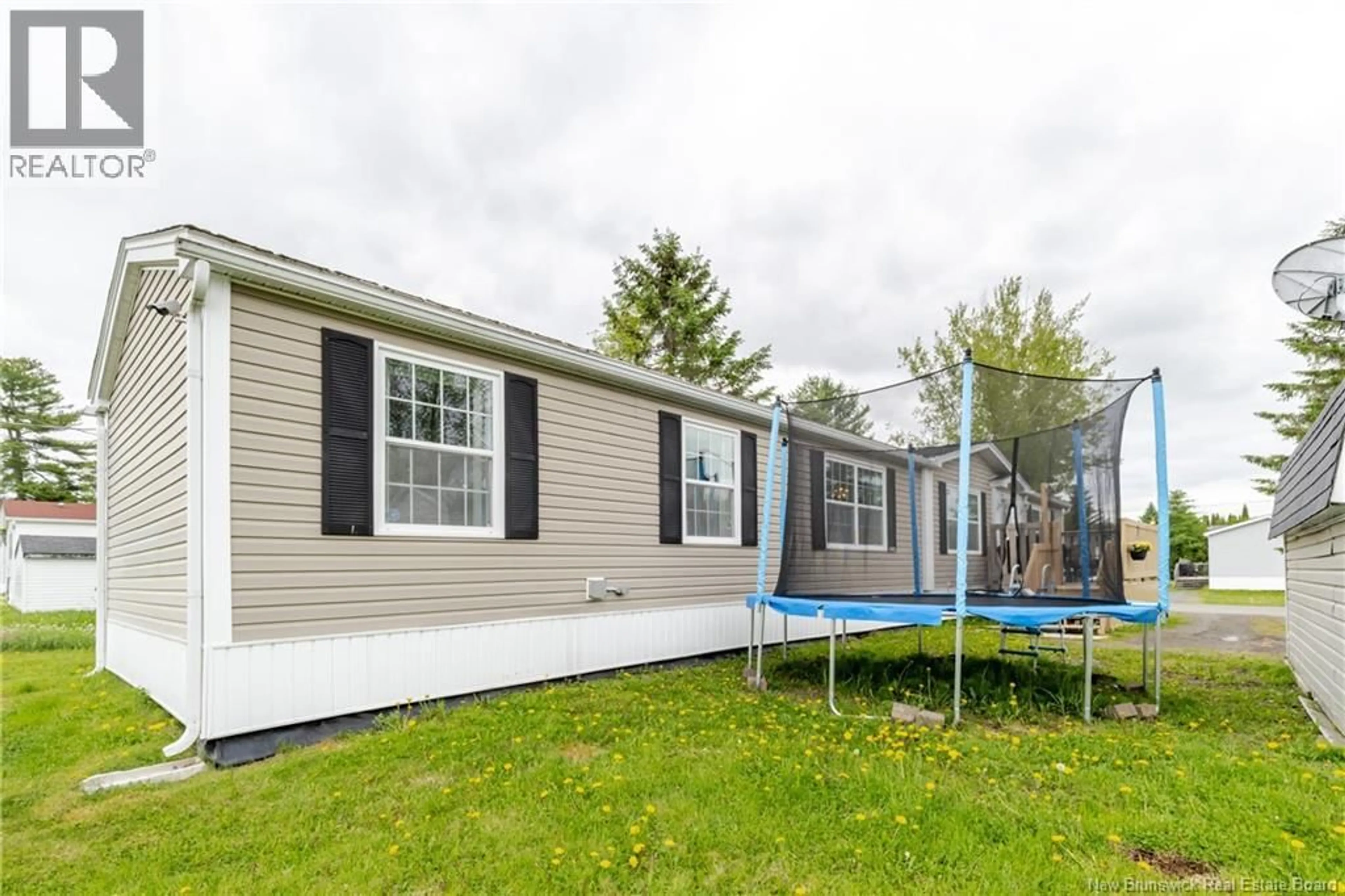 Home with vinyl exterior material, unknown for 2 WOOD AVENUE, Lincoln New Brunswick E3B6V5