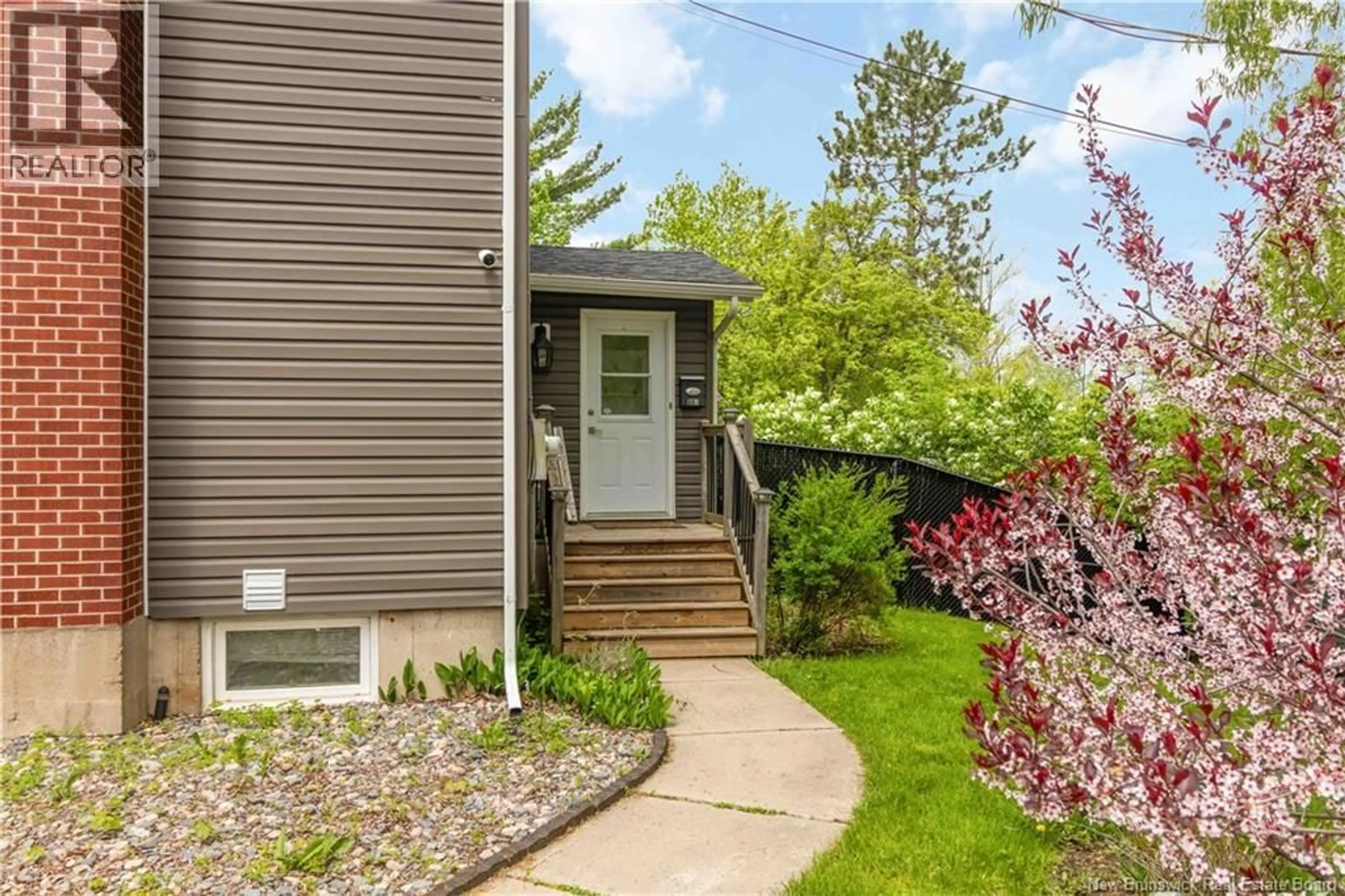 Home with vinyl exterior material, street for 807 SMYTHE, Fredericton New Brunswick E3B3G6