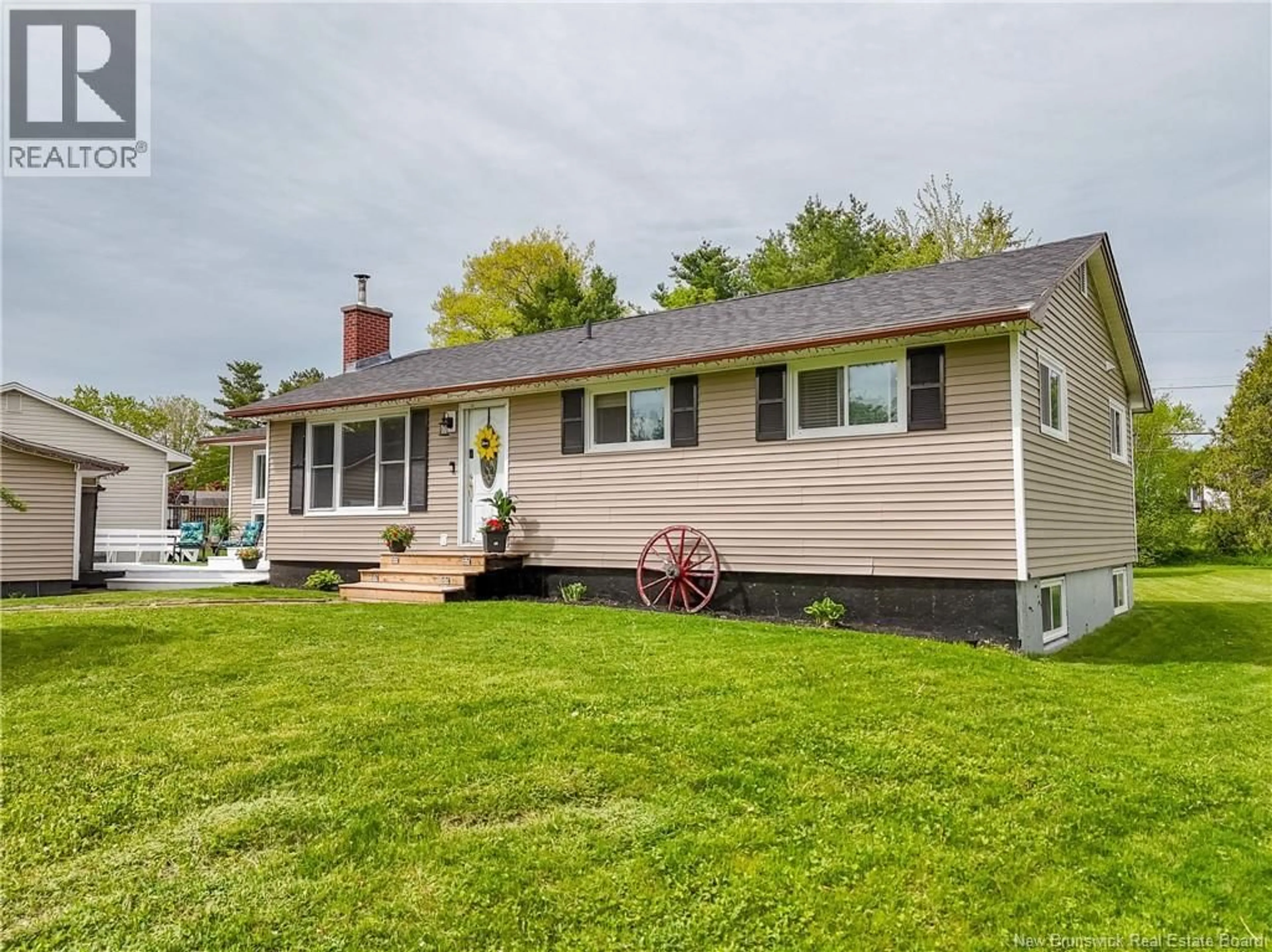 Home with vinyl exterior material, street for 281 CANTERBURY DRIVE, Fredericton New Brunswick E3B4M2
