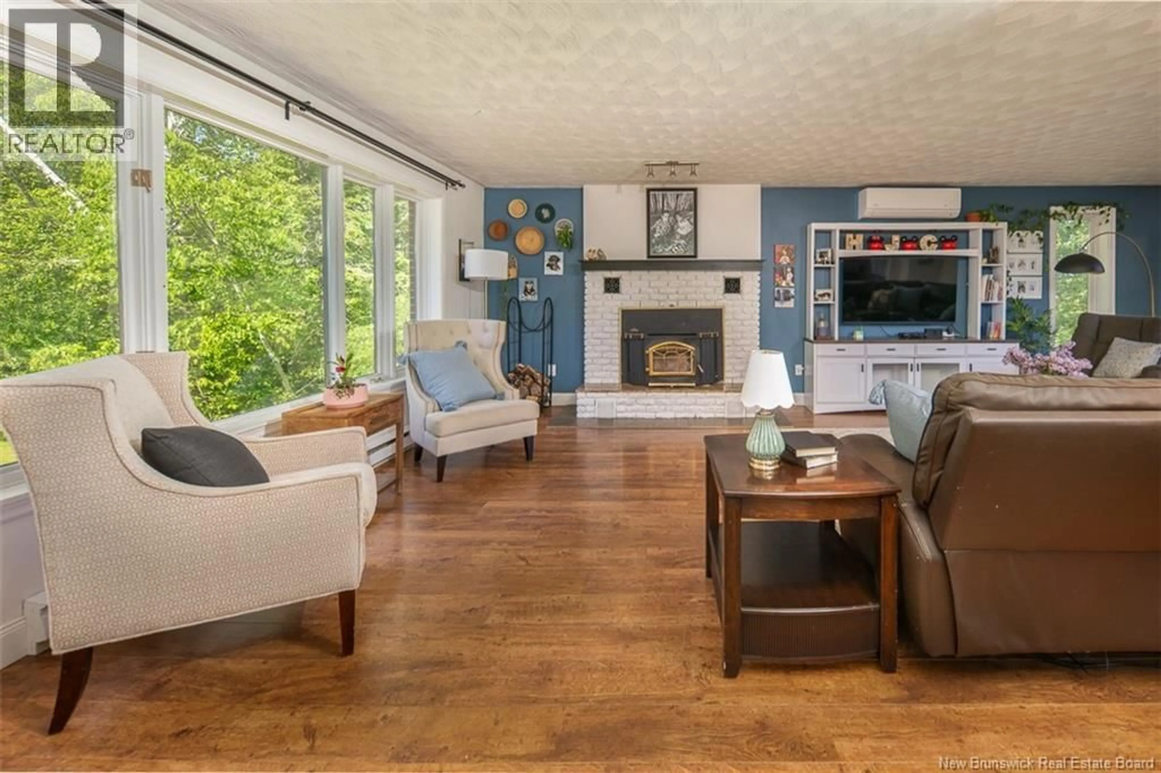 Living room with furniture, wood/laminate floor for 40 DRIFTWOOD DRIVE, Upper Kingsclear New Brunswick E3E1P3