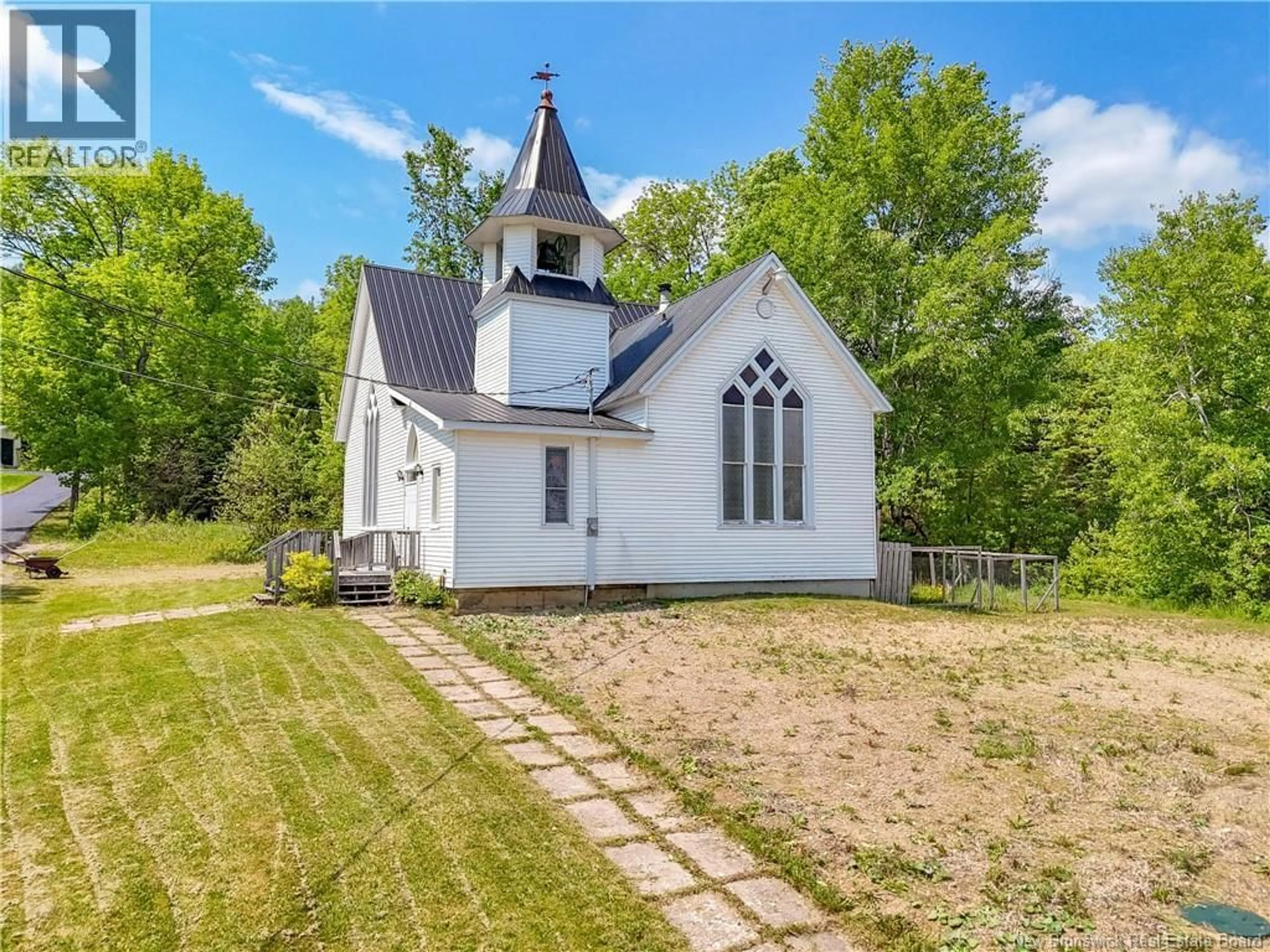 A pic from outside/outdoor area/front of a property/back of a property/a pic from drone, building for 6682 ROUTE 102, Nackawic New Brunswick E6K3T7