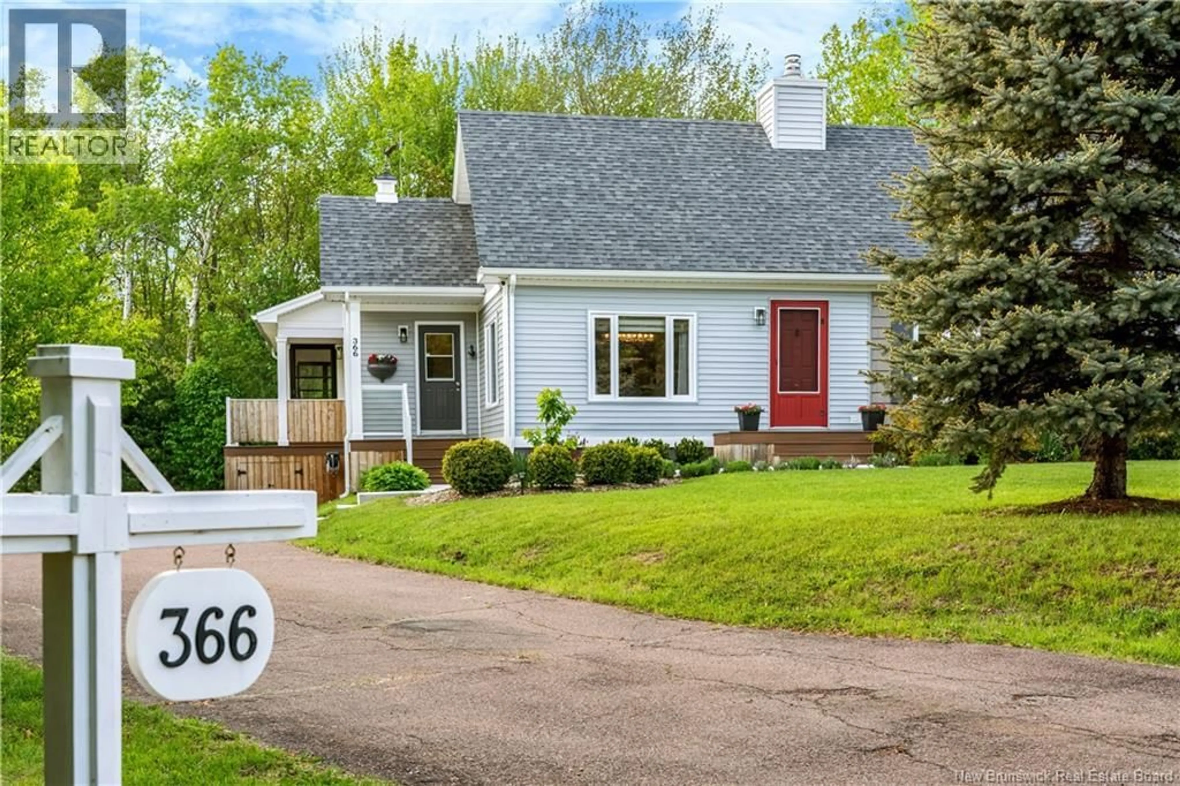 Home with vinyl exterior material, street for 366 BAYVIEW COURT, Dieppe New Brunswick E1A7L2