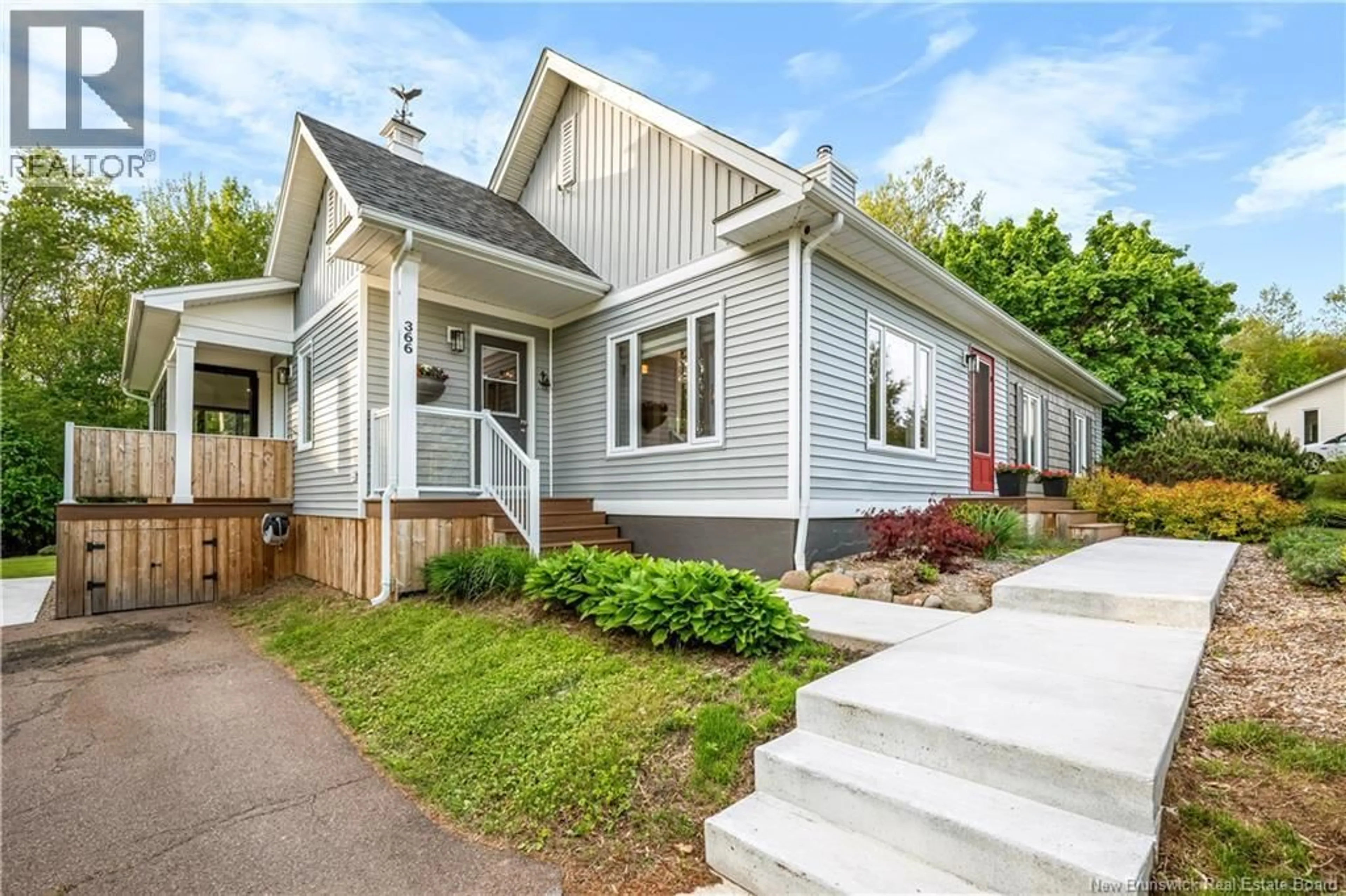 Home with vinyl exterior material, street for 366 BAYVIEW COURT, Dieppe New Brunswick E1A7L2