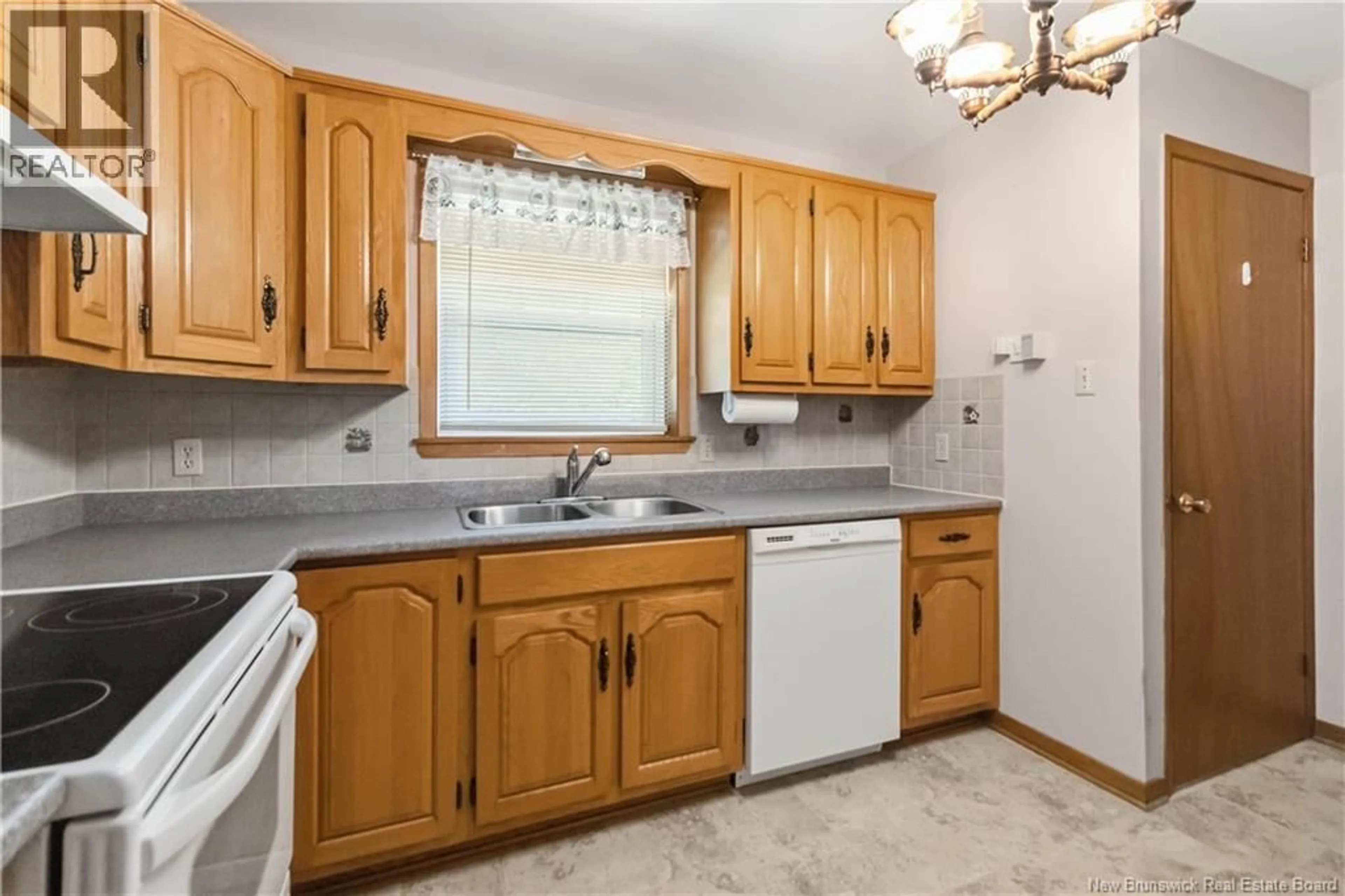 Standard kitchen, ceramic/tile floor for 42 GOLDSBORO AVENUE, Riverview New Brunswick E1B4K4