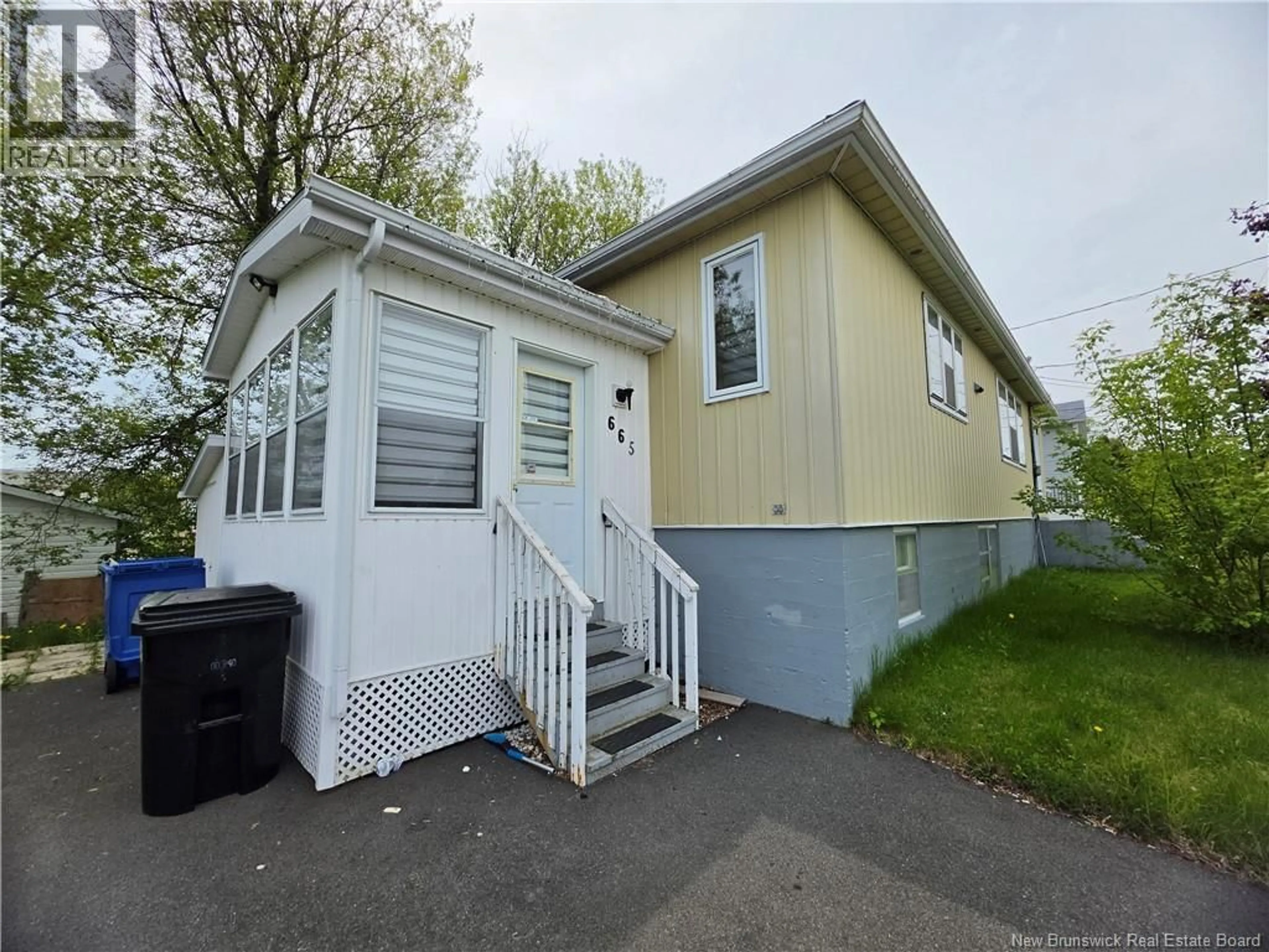 Home with vinyl exterior material, street for 665 ST SIMON, Bathurst New Brunswick E2A3L8