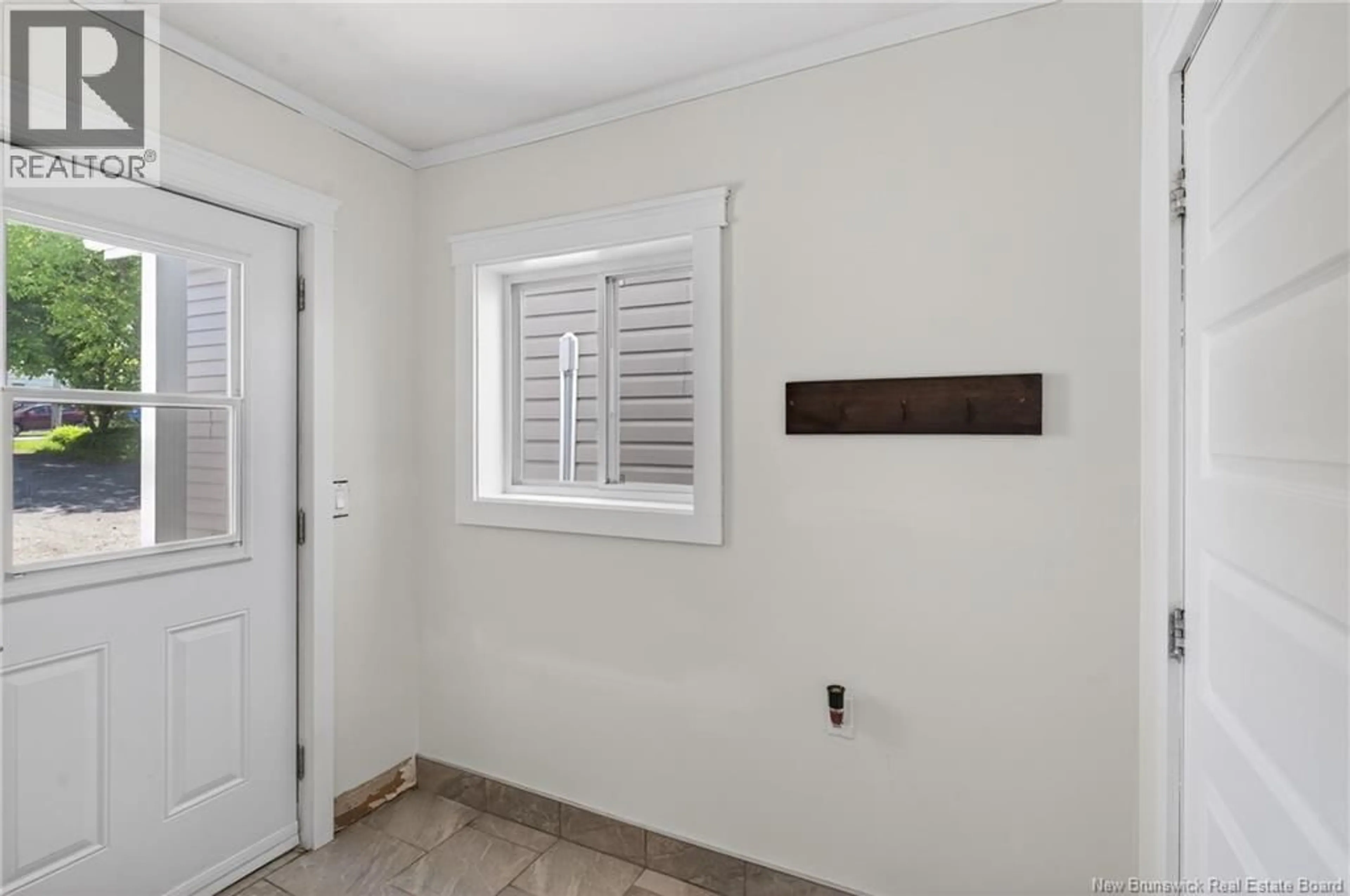 Indoor entryway for 17 MINTO STREET, Campbellton New Brunswick E3N2W6