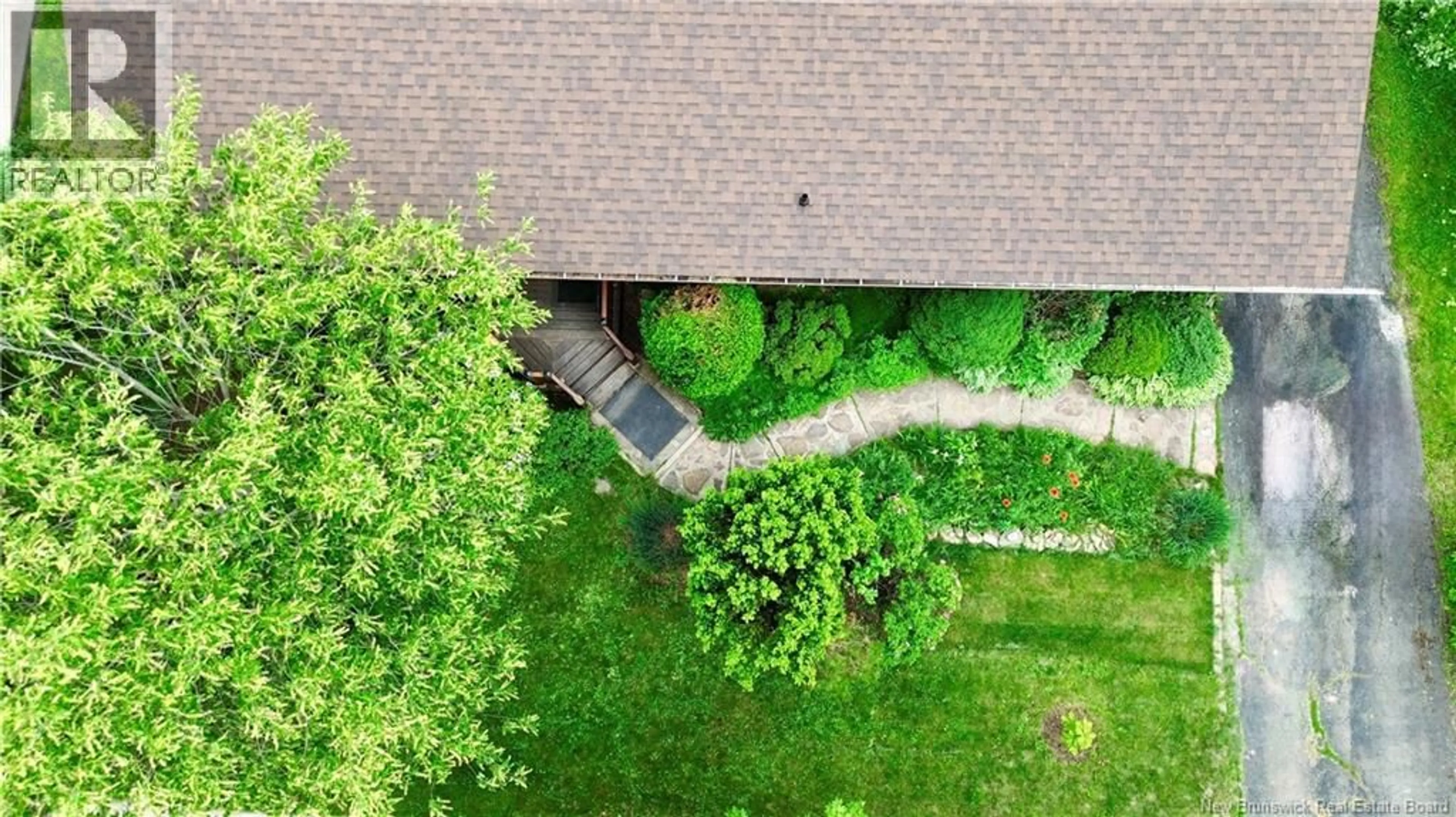 A pic from outside/outdoor area/front of a property/back of a property/a pic from drone, unknown for 118 COLUMBUS, Moncton New Brunswick E1A5E4