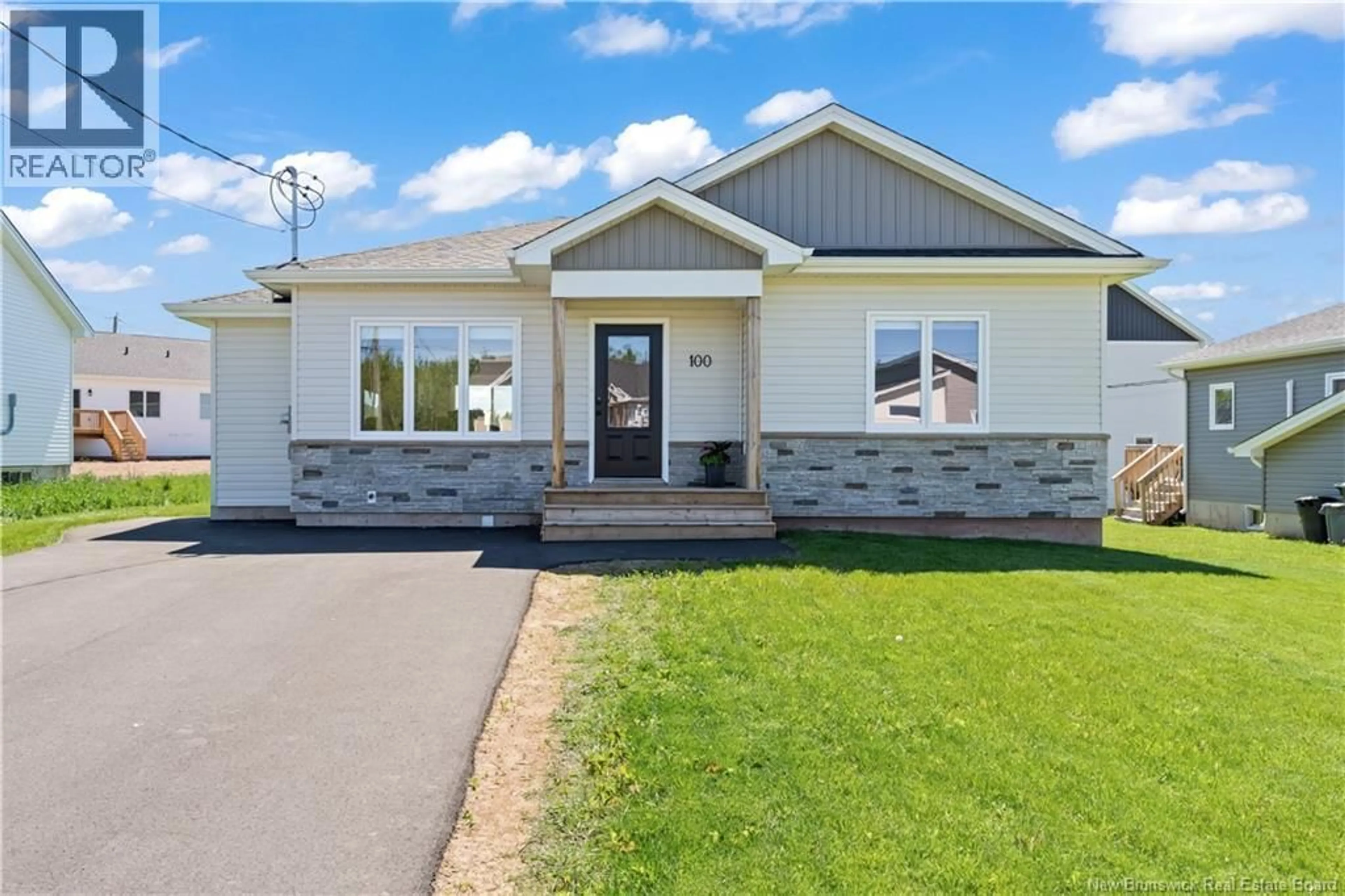 Home with vinyl exterior material, building for 100 MACINTOSH BOULEVARD, Moncton New Brunswick E1K0A1