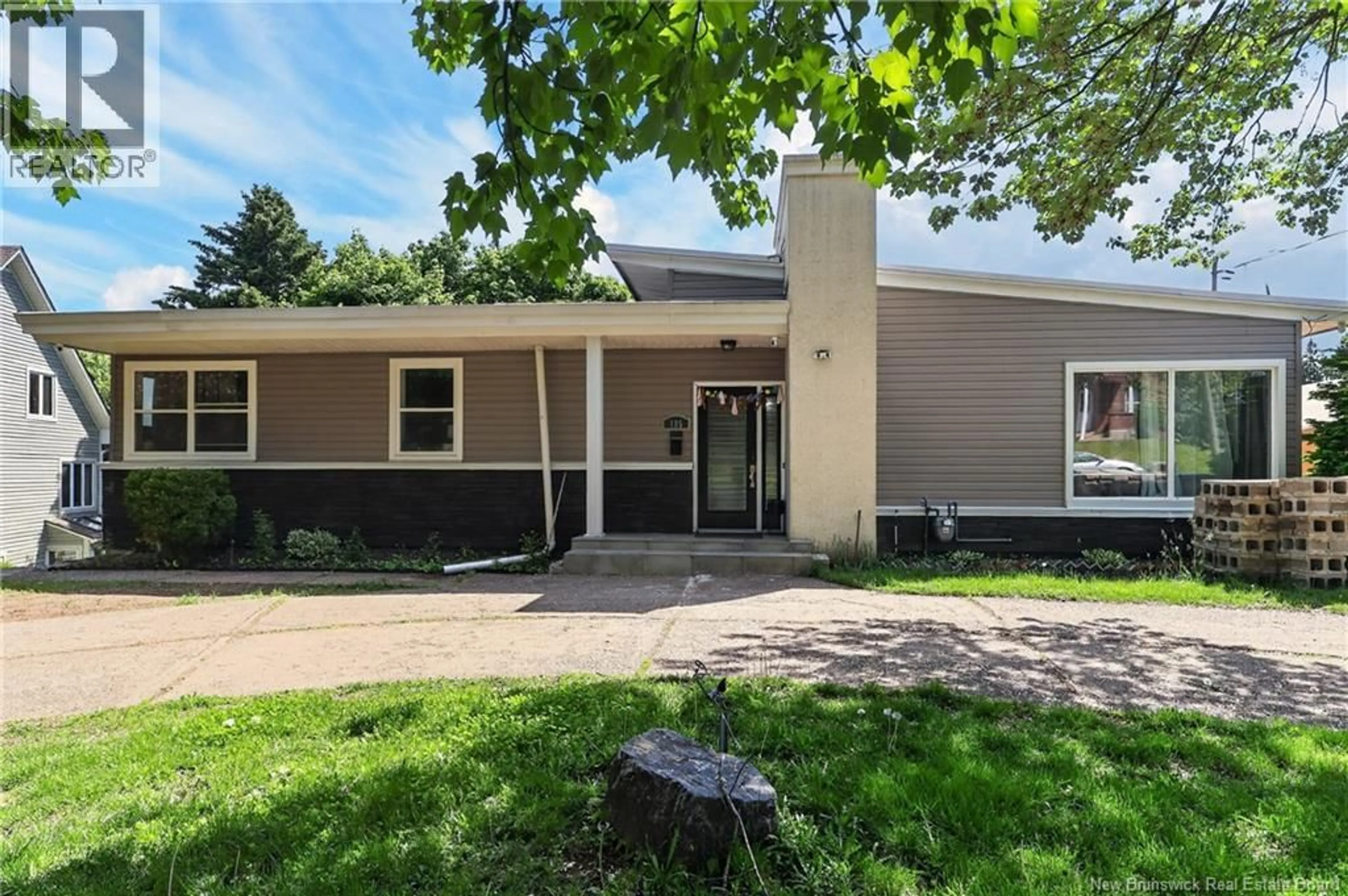 Home with vinyl exterior material, street for 185 BROMLEY AVENUE, Moncton New Brunswick E1C5V5