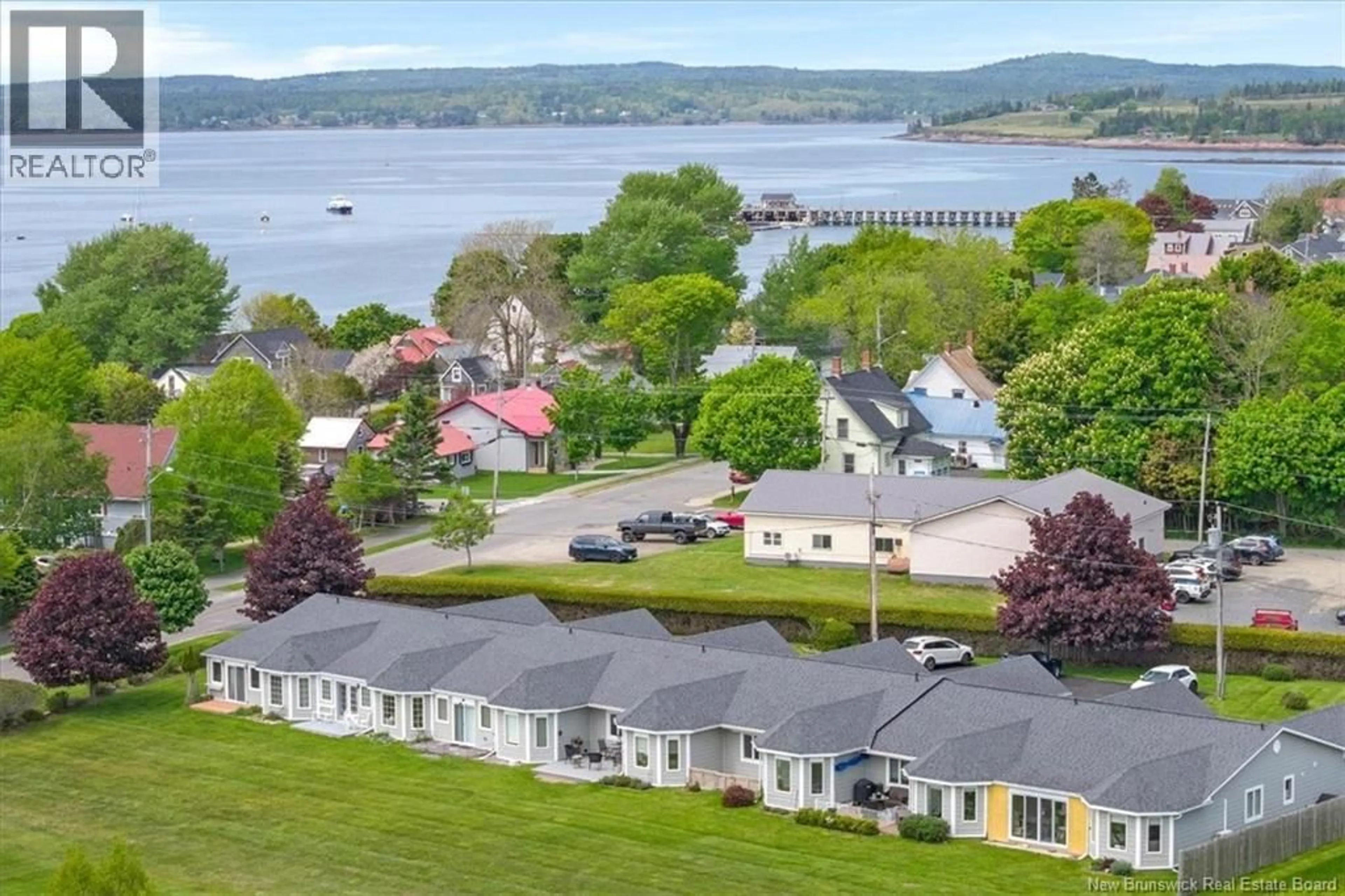 A pic from outside/outdoor area/front of a property/back of a property/a pic from drone, water/lake/river/ocean view for E - 440 WATER STREET, Saint Andrews New Brunswick E5B2R6