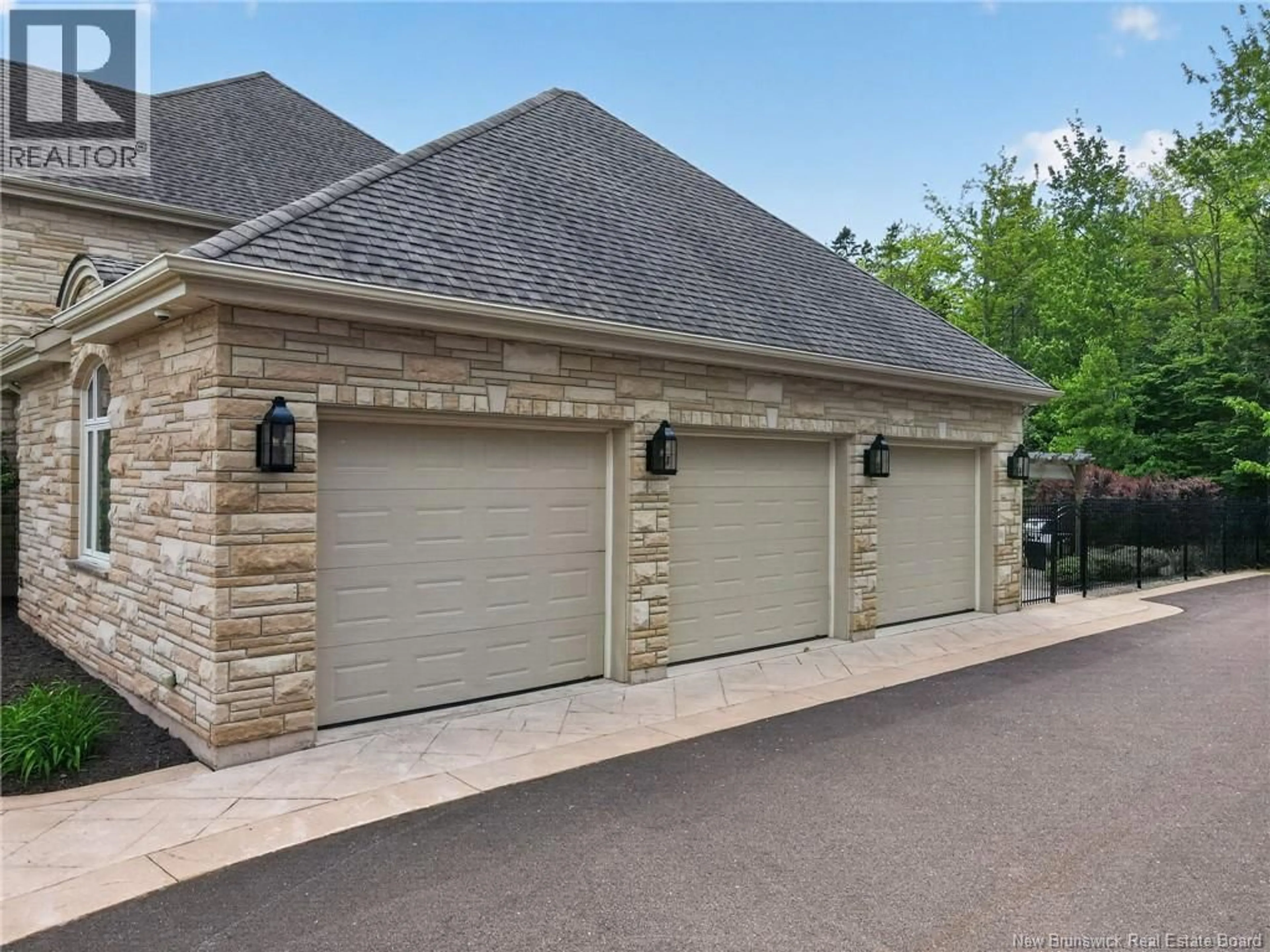 Indoor garage for 16 BROMFIELD COURT, Moncton New Brunswick E1G0N7
