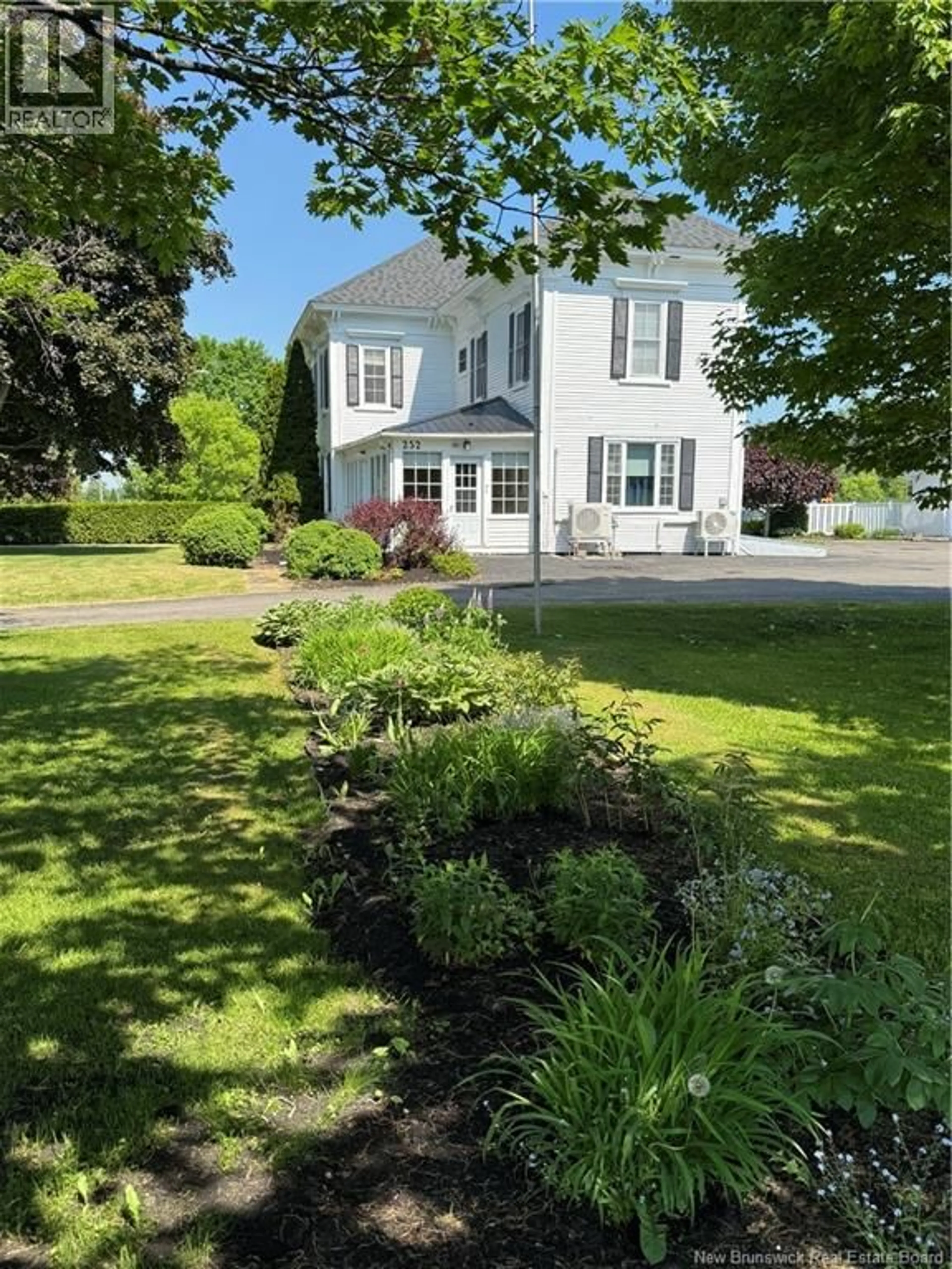 A pic from outside/outdoor area/front of a property/back of a property/a pic from drone, street for 252 MAIN ST, Bath New Brunswick E7J1E9