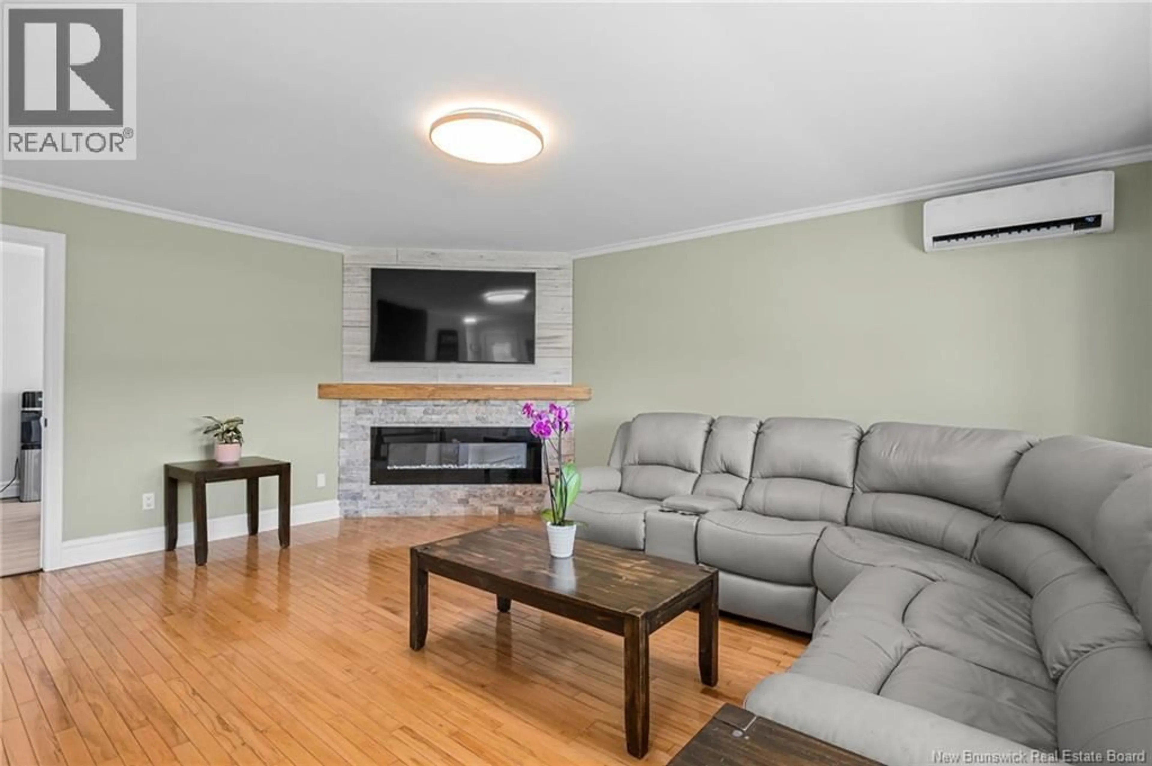 Living room with furniture, wood/laminate floor for 2915 ROUTE 134, Shediac Cape New Brunswick E4P3E8