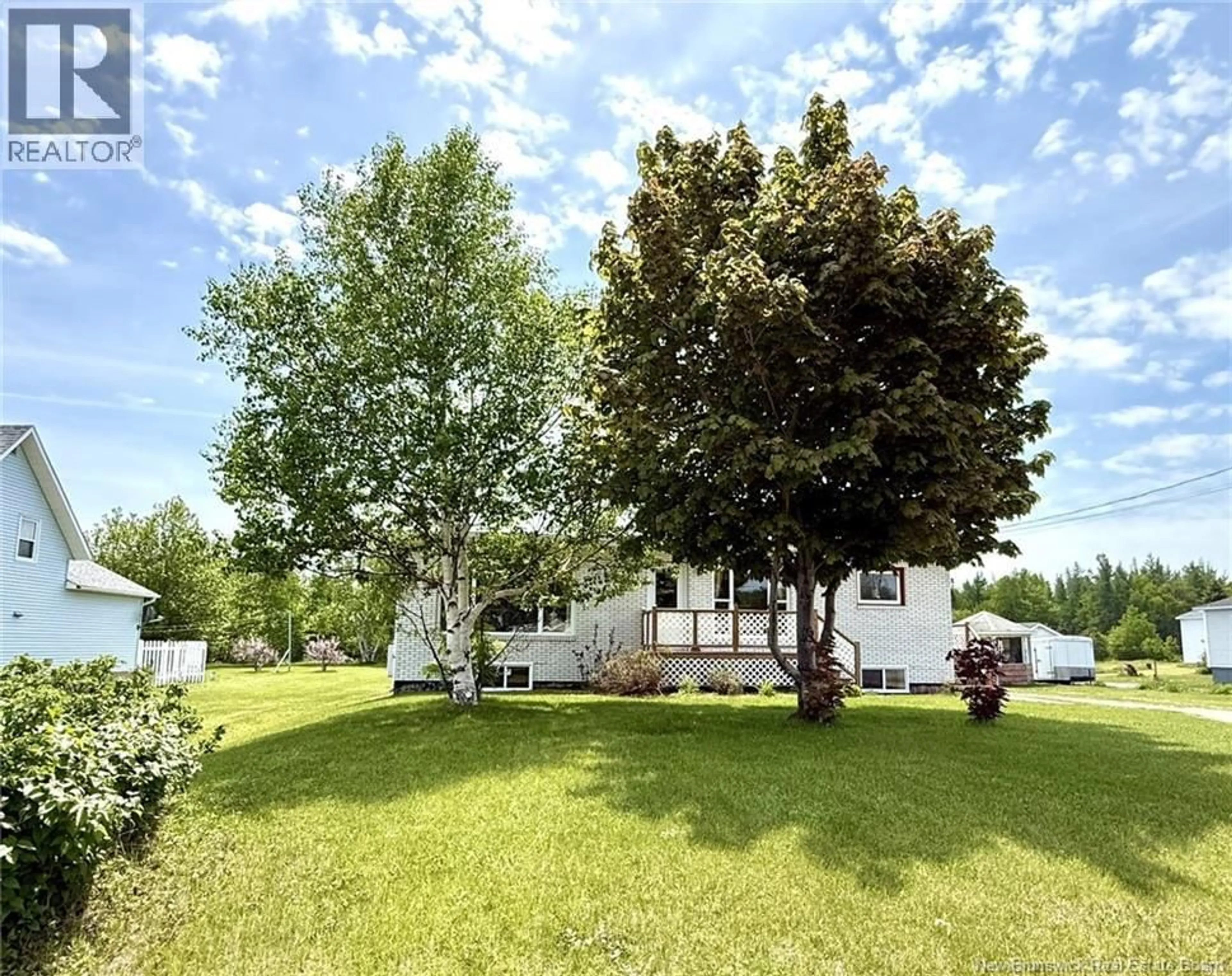 A pic from outside/outdoor area/front of a property/back of a property/a pic from drone, street for 1530 RUE CHATILLON, Maisonnette New Brunswick E8N1S7