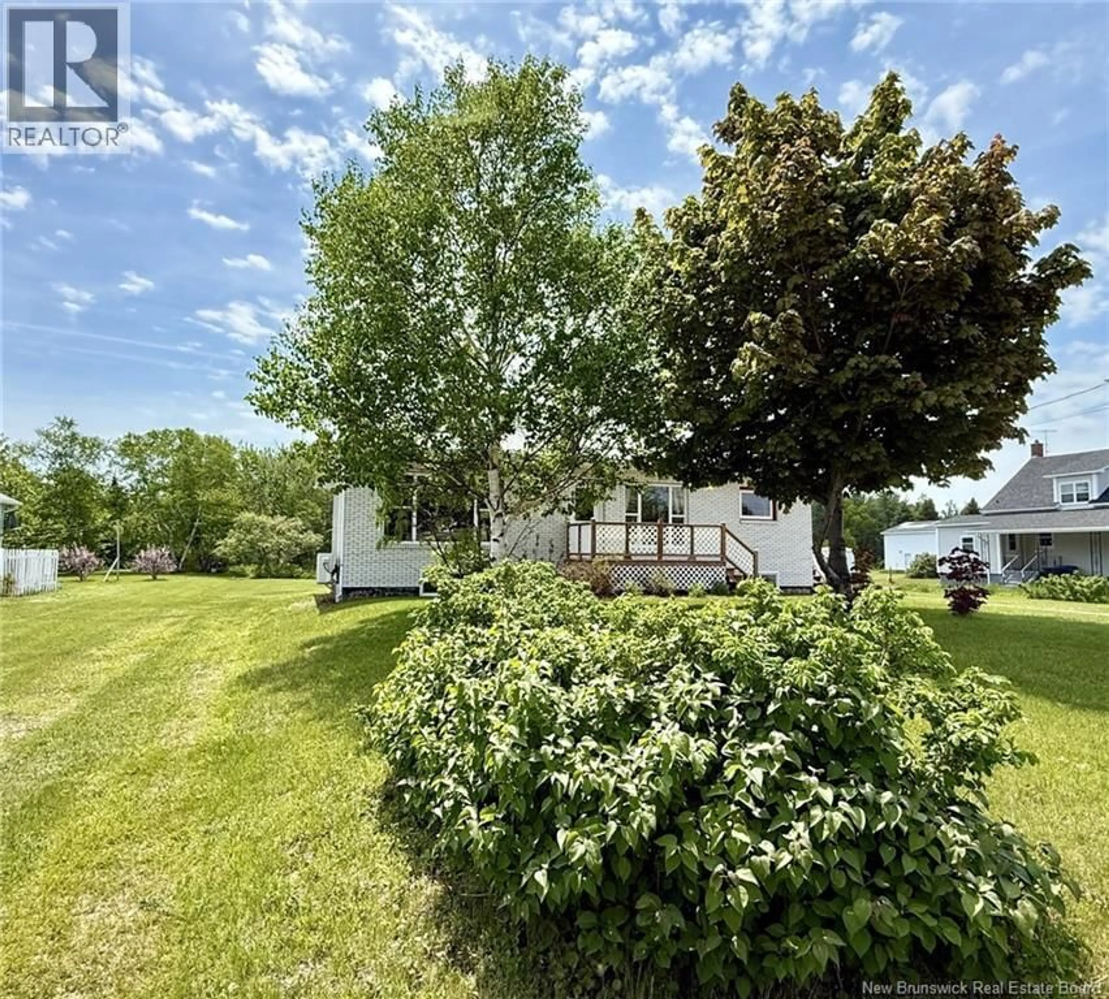 A pic from outside/outdoor area/front of a property/back of a property/a pic from drone, street for 1530 RUE CHATILLON, Maisonnette New Brunswick E8N1S7
