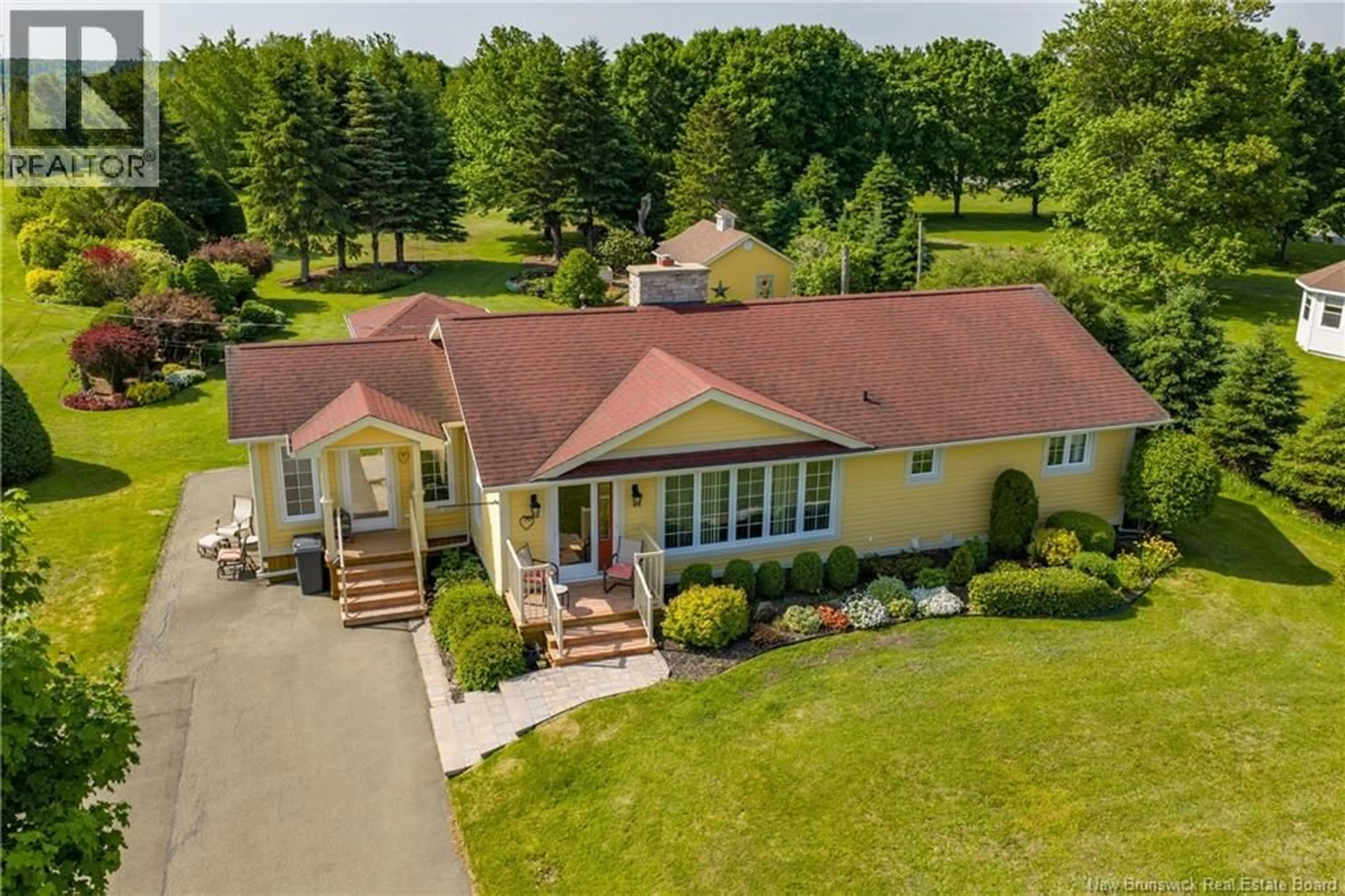 A pic from outside/outdoor area/front of a property/back of a property/a pic from drone, unknown for 268 IRVING BOULEVARD, Bouctouche New Brunswick E4S3L8