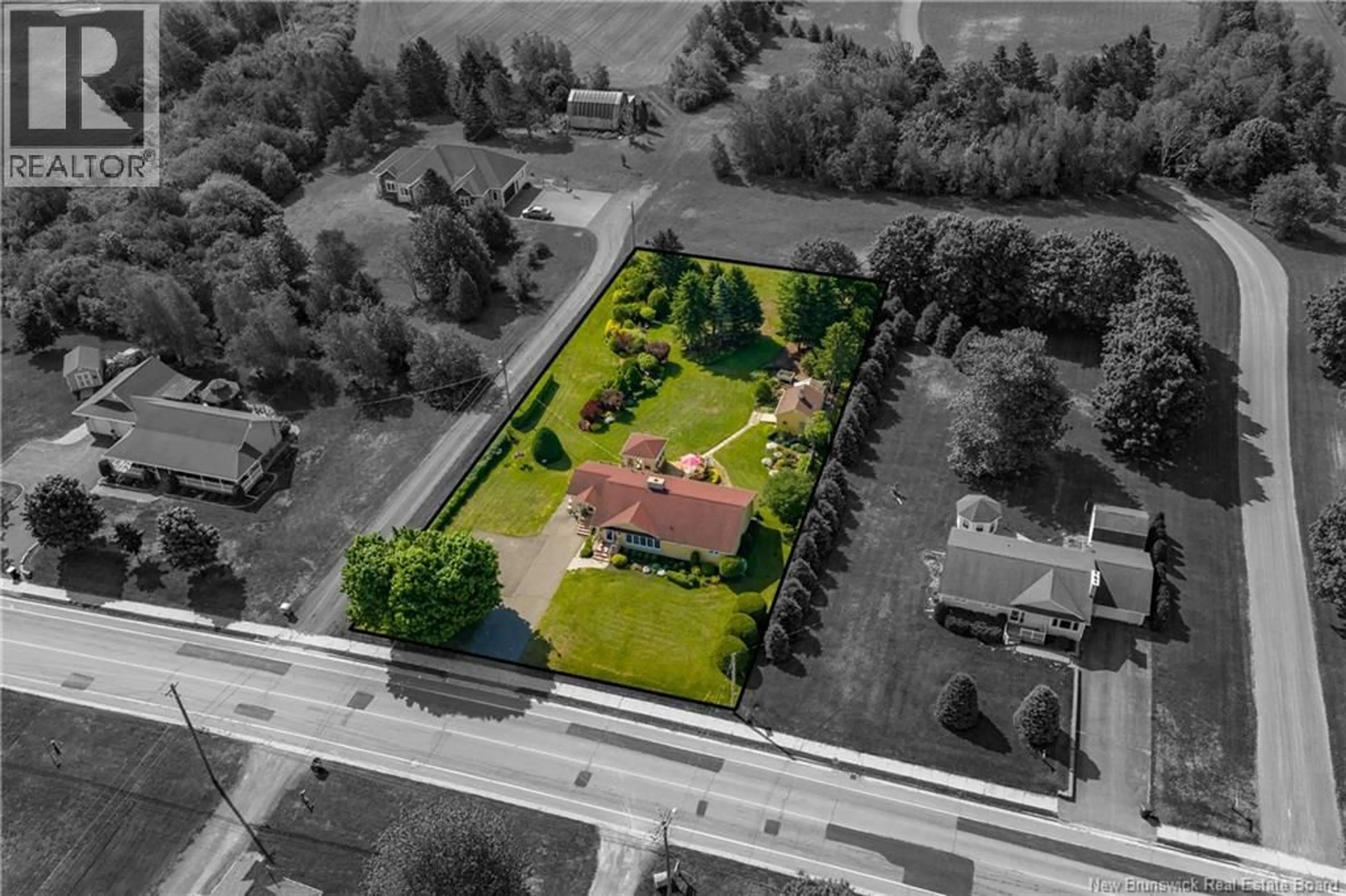A pic from outside/outdoor area/front of a property/back of a property/a pic from drone, street for 268 IRVING BOULEVARD, Bouctouche New Brunswick E4S3L8