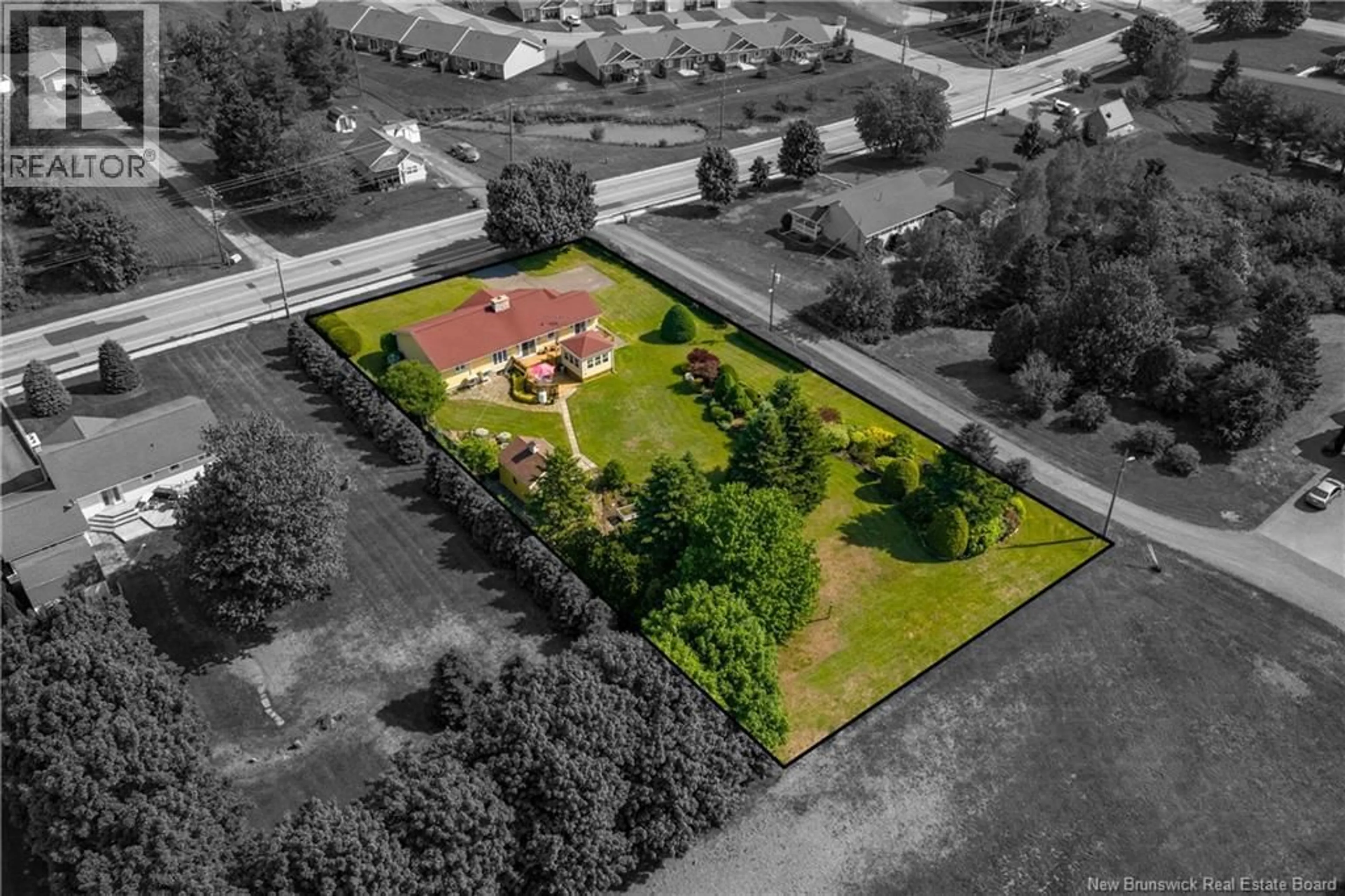 A pic from outside/outdoor area/front of a property/back of a property/a pic from drone, building for 268 IRVING BOULEVARD, Bouctouche New Brunswick E4S3L8