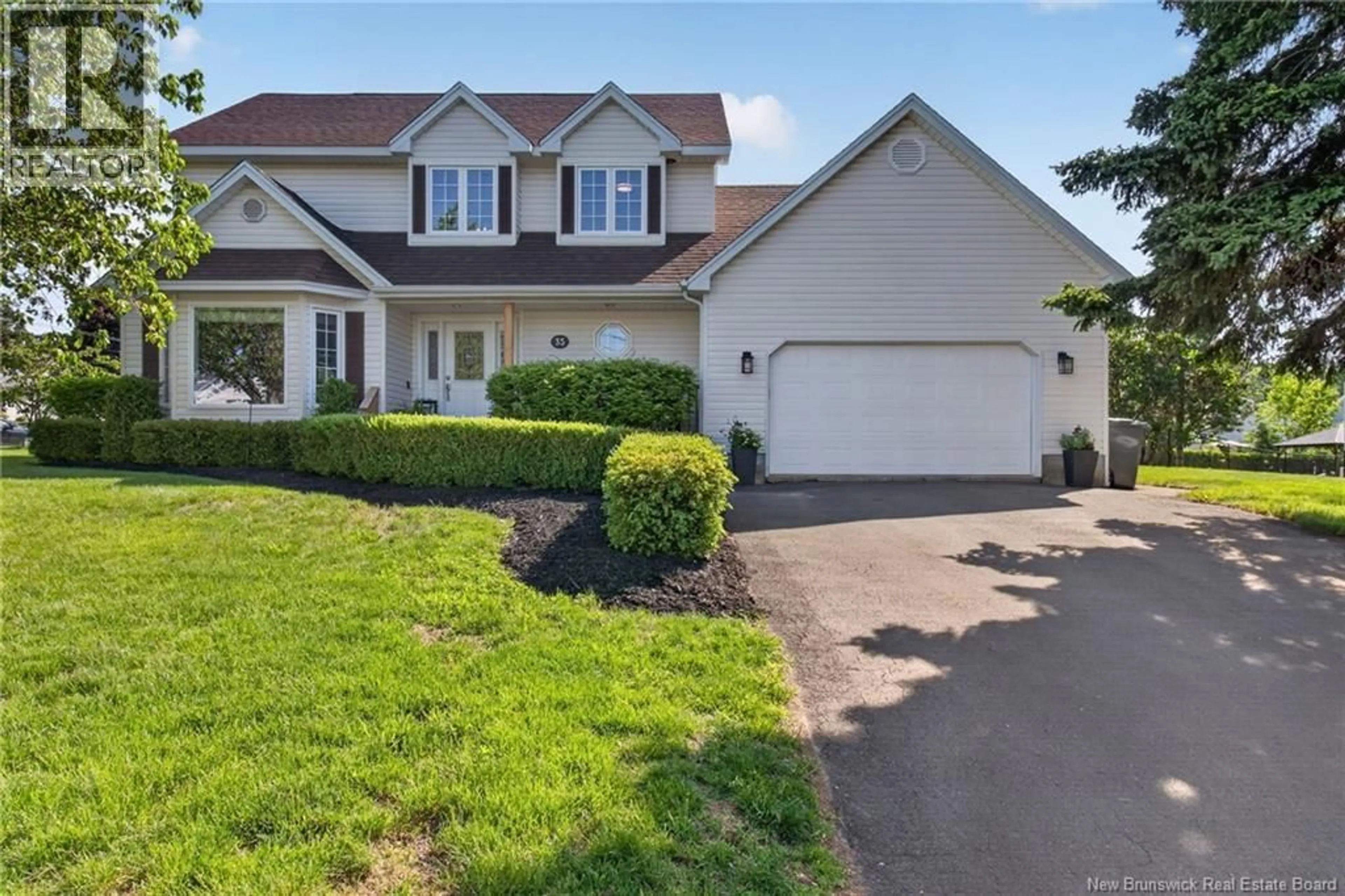 Home with vinyl exterior material, street for 35 FRIZZELL, Moncton New Brunswick E1A6Y5