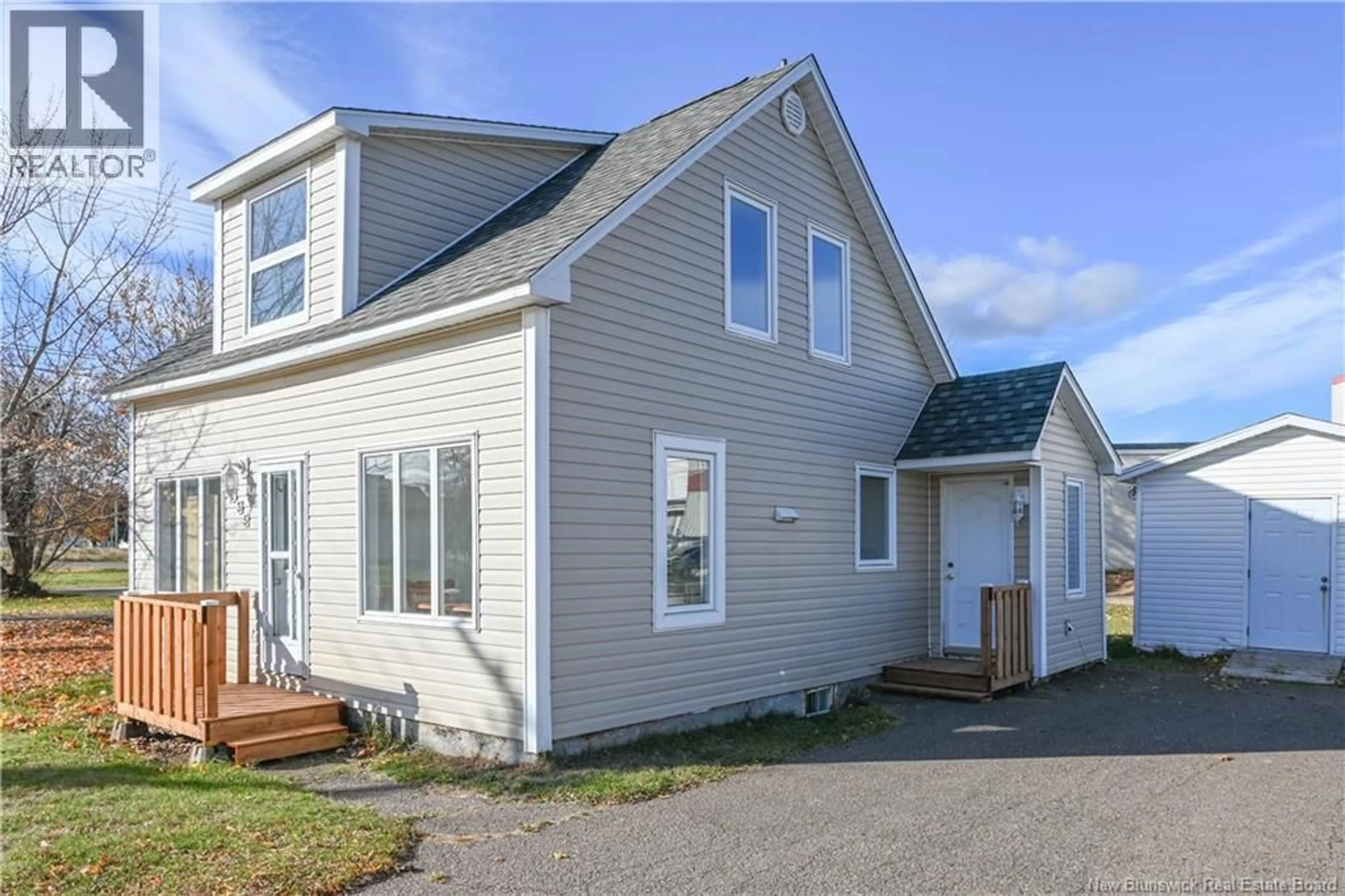 Home with vinyl exterior material, unknown for 135 DEGRÂCE STREET, Shippagan New Brunswick E8S1H3