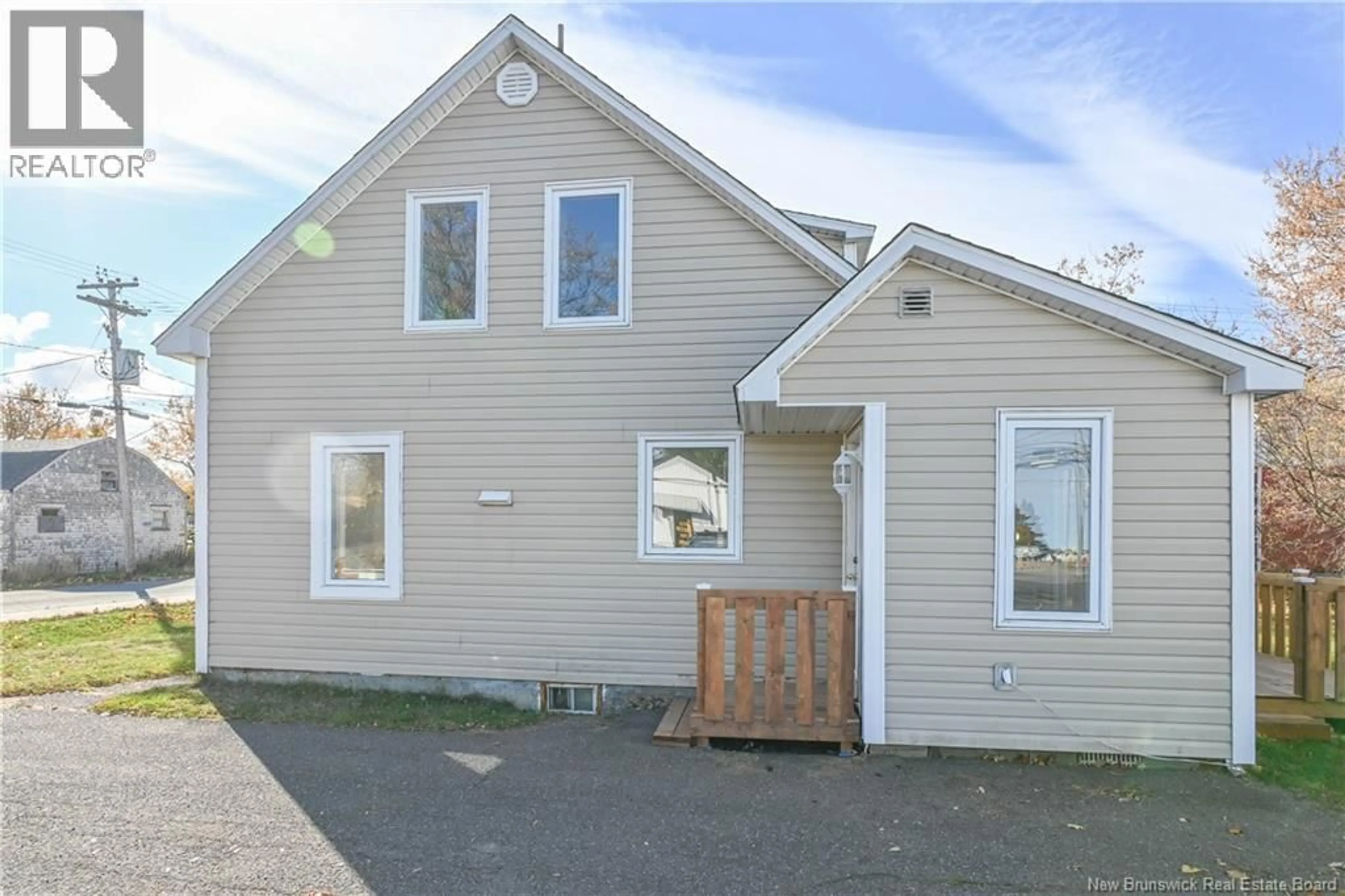 Home with vinyl exterior material, building for 135 DEGRÂCE STREET, Shippagan New Brunswick E8S1H3
