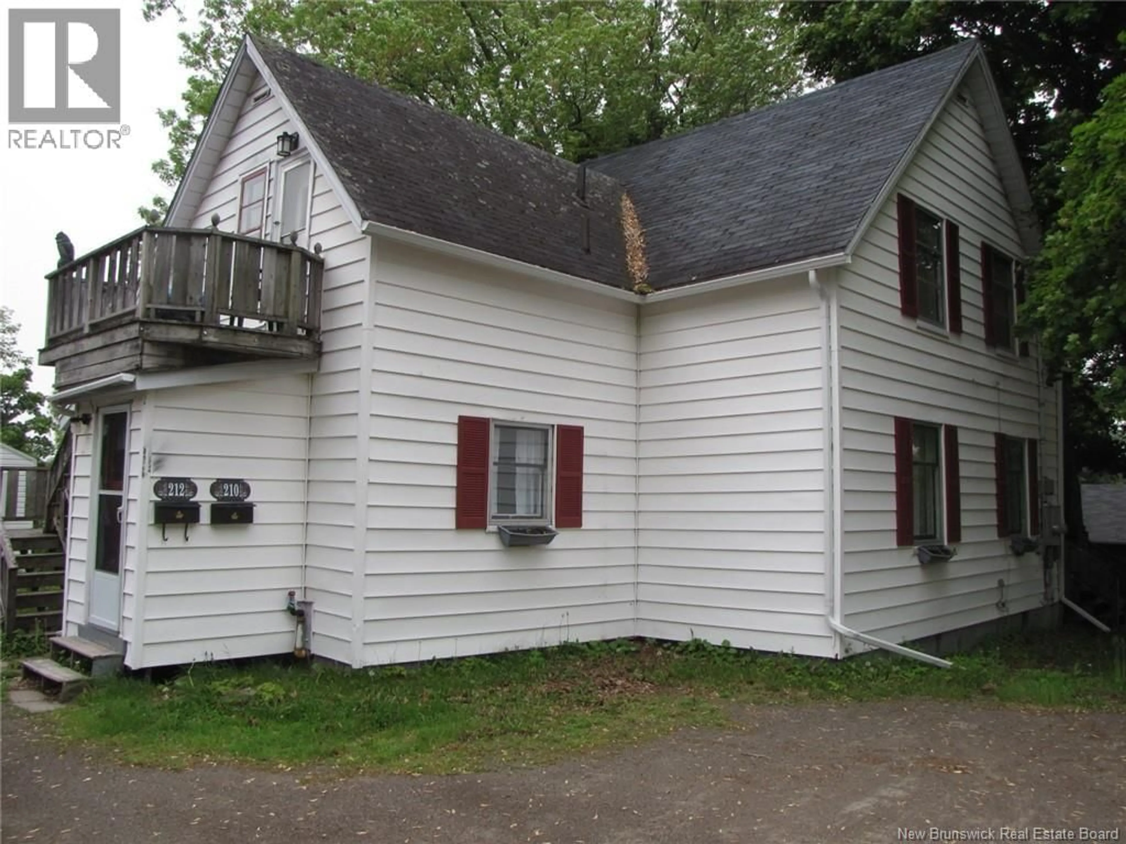 Home with vinyl exterior material, building for 210-212 PLEASANT STREET, Moncton New Brunswick E1A2V7