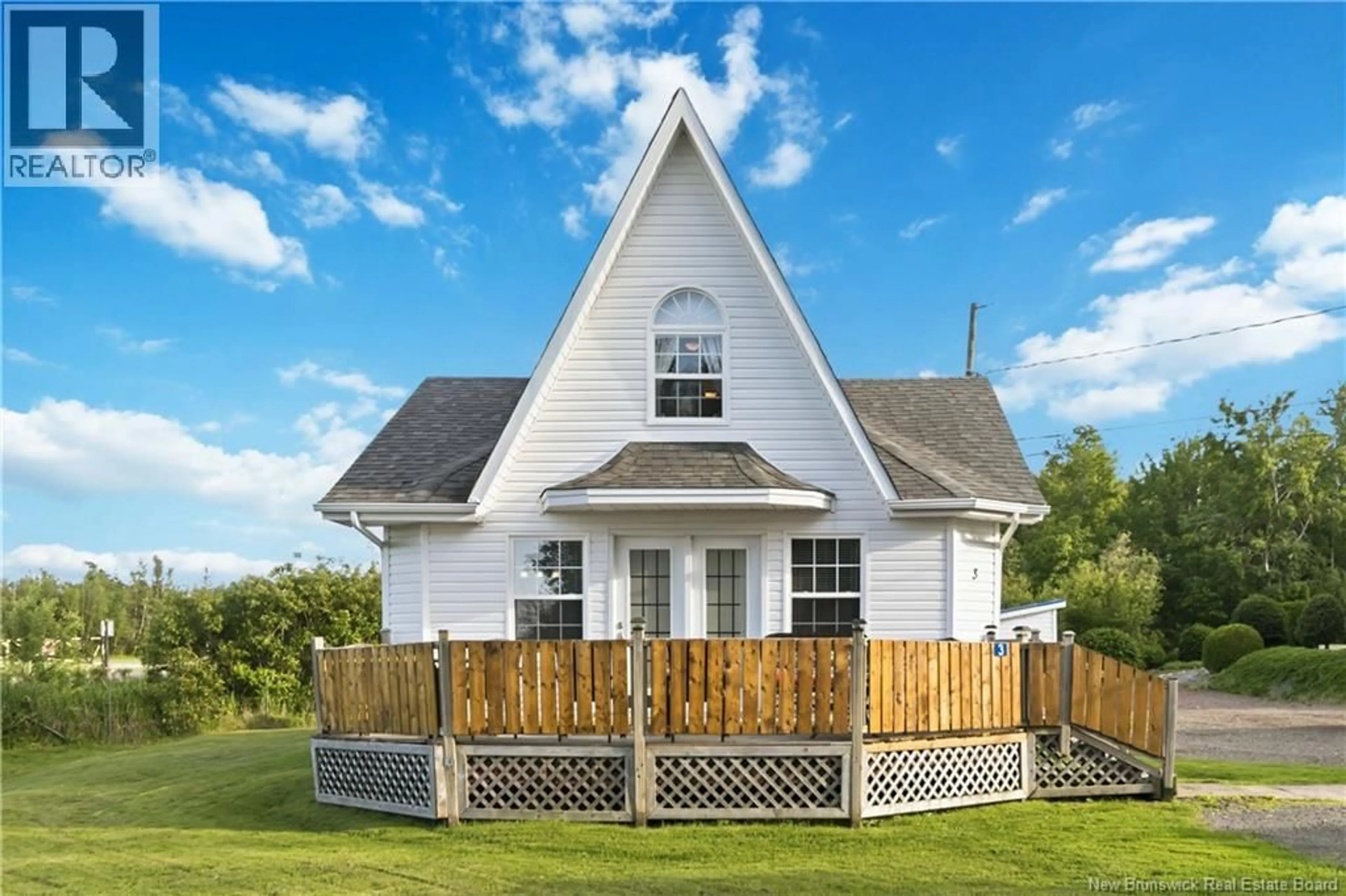 Home with vinyl exterior material, building for 3 MILLOCK AVENUE, Pointe-Du-Chêne New Brunswick E4P8T5