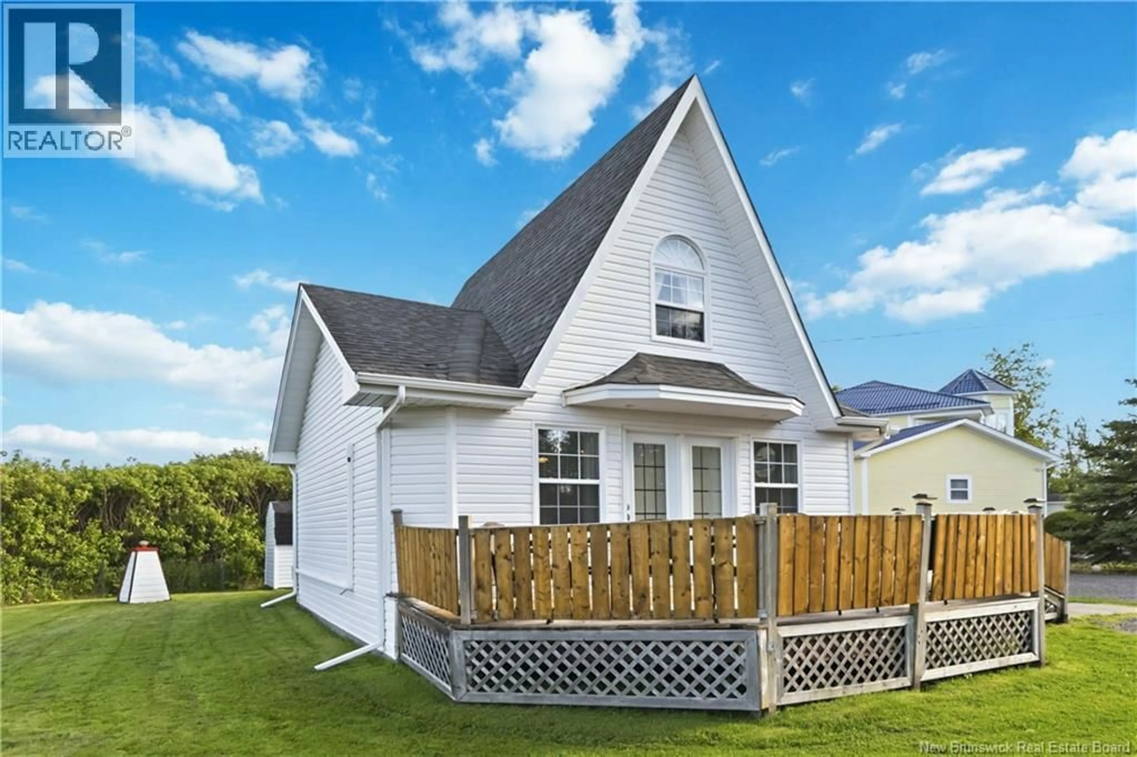 Home with vinyl exterior material, unknown for 3 MILLOCK AVENUE, Pointe-Du-Chêne New Brunswick E4P8T5