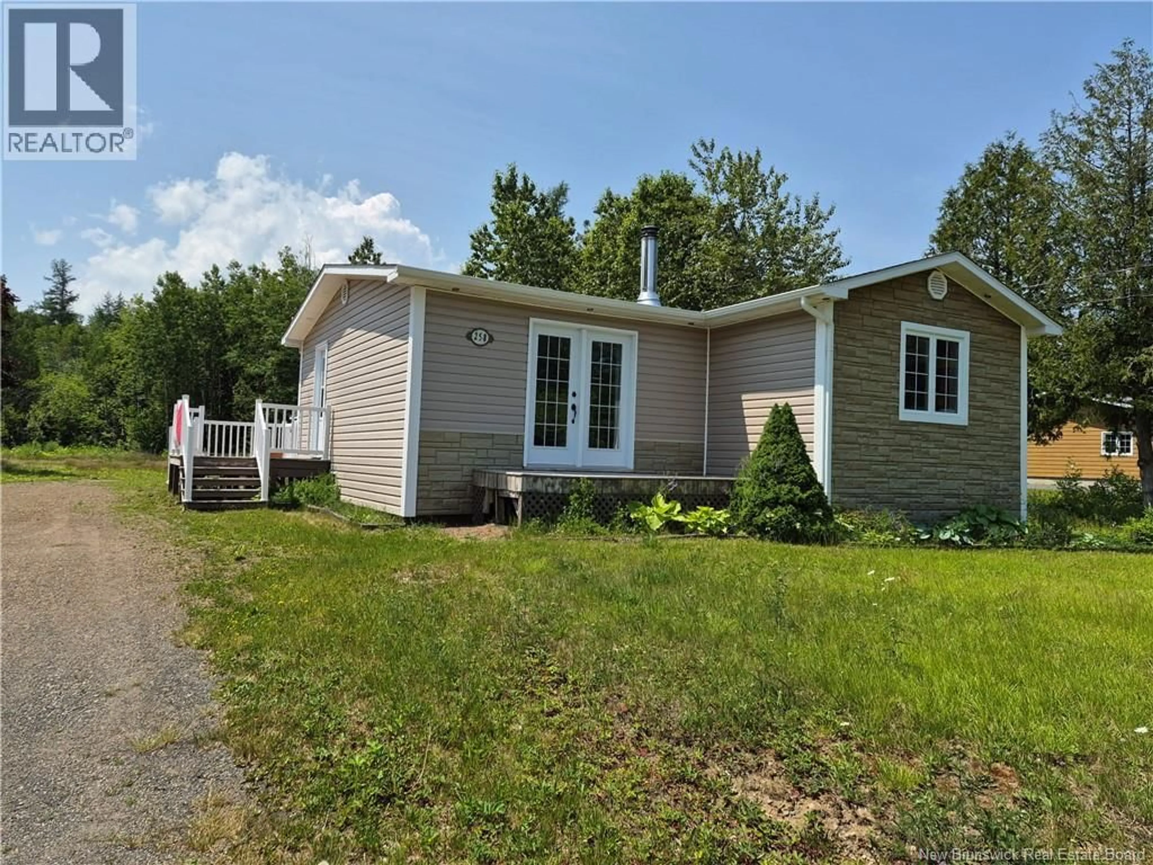 Home with vinyl exterior material, street for 258 RUE PRINCIPALE, Pointe-Verte New Brunswick E8J2W8