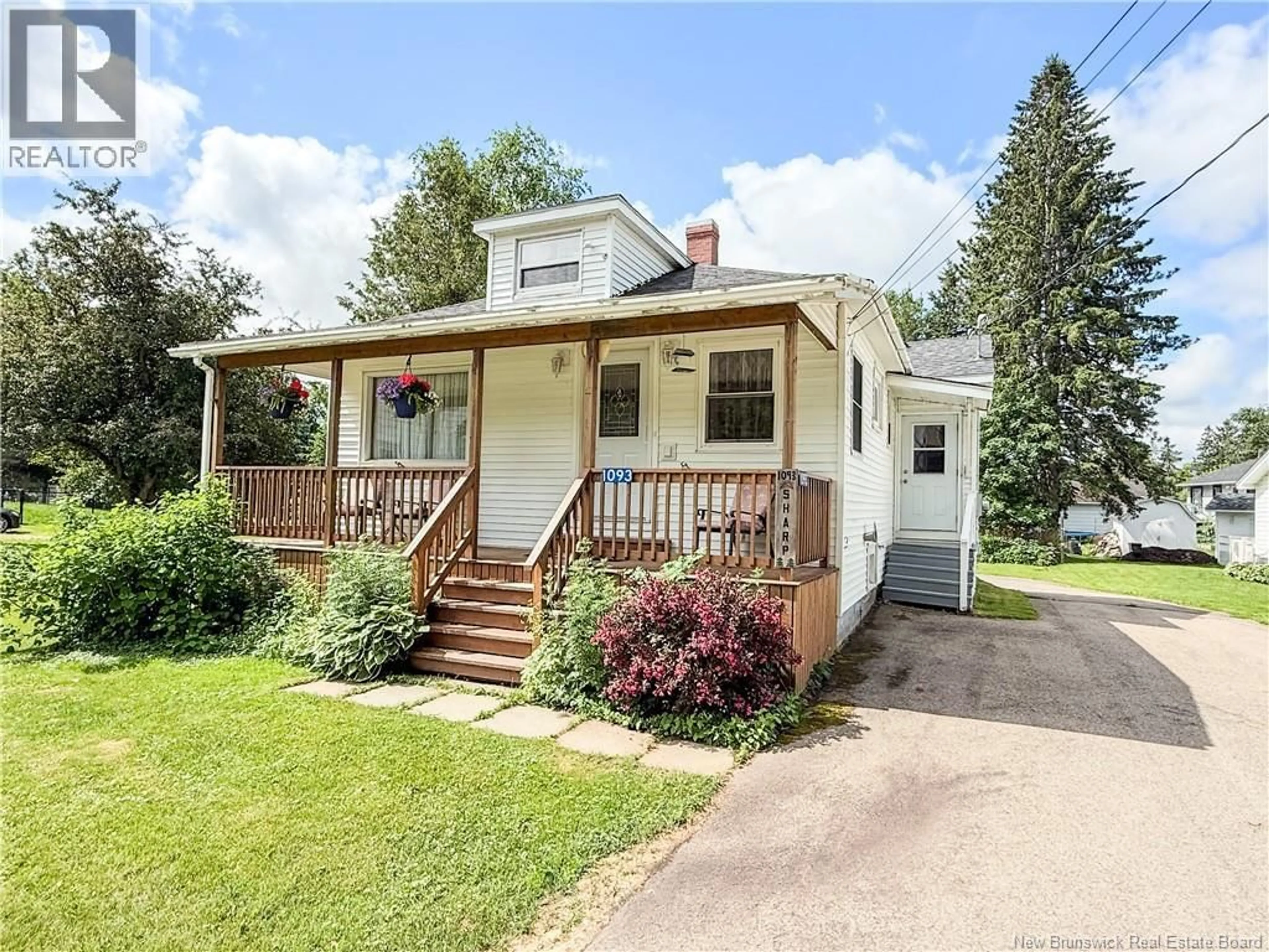 Home with vinyl exterior material, street for 1093 MAIN STREET, Sussex Corner New Brunswick E4E2Z9