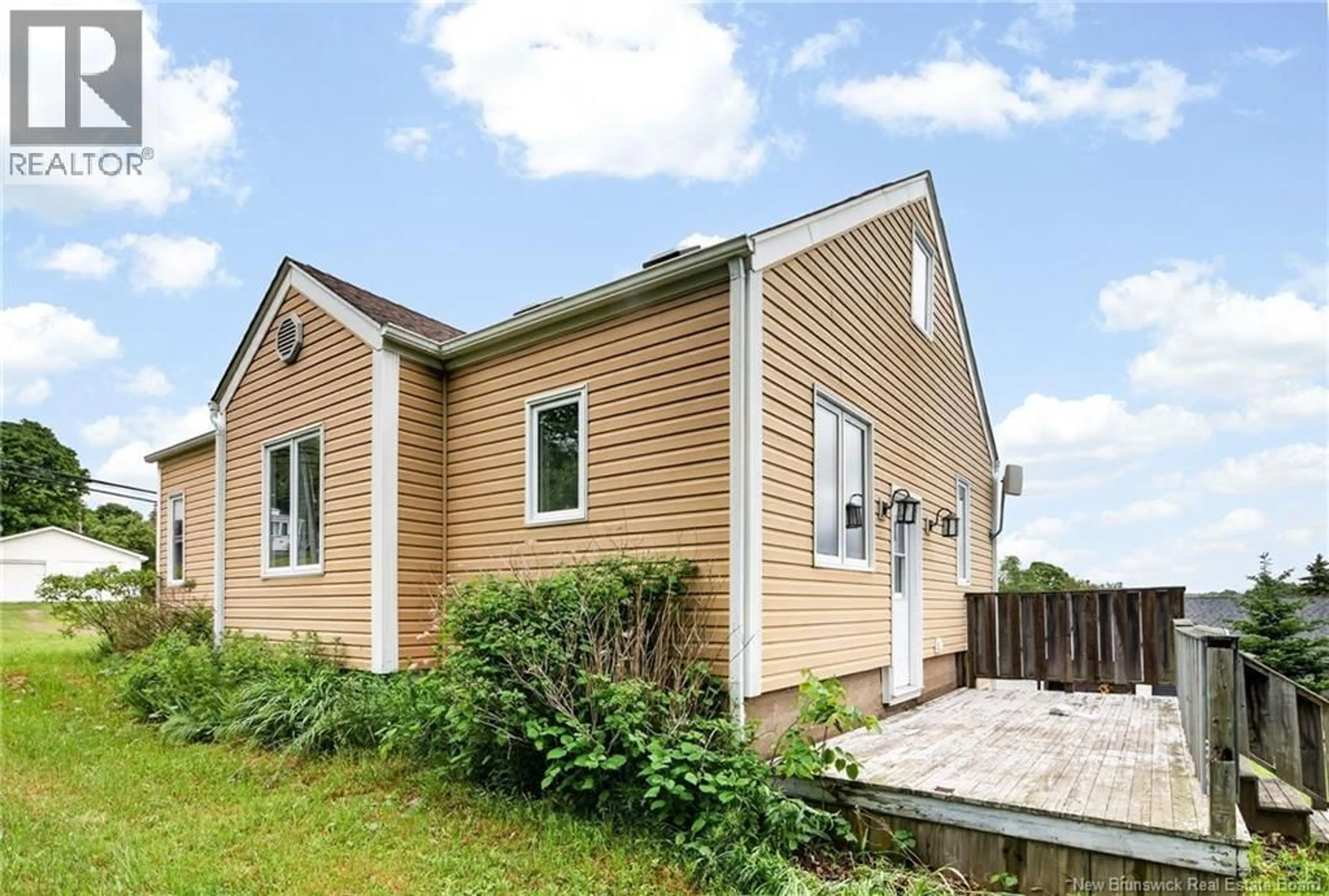 Home with vinyl exterior material, building for 120 ST THOMAS, Memramcook New Brunswick E4K2P2