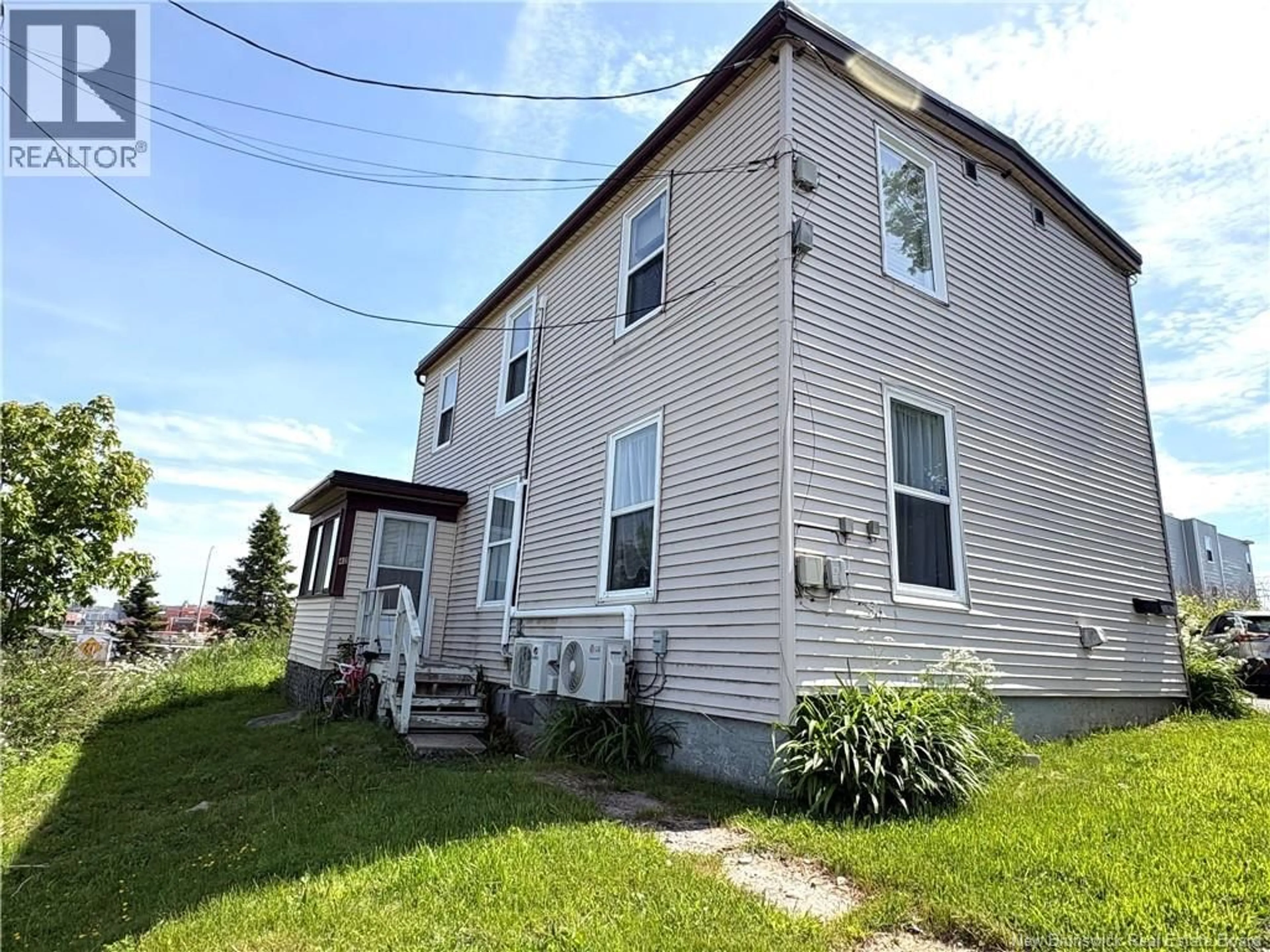 Home with vinyl exterior material, building for 40 PRINCE STREET, Saint John New Brunswick E2M1N9