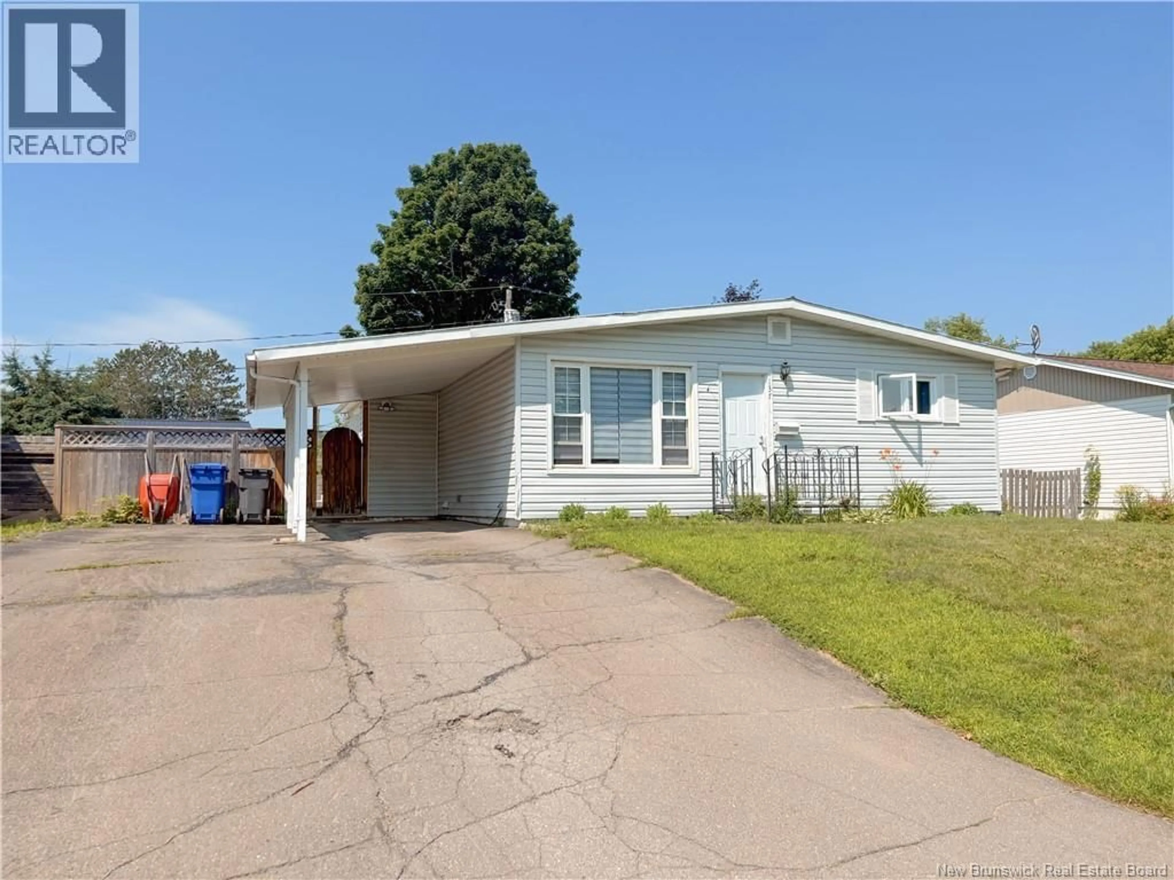 Home with vinyl exterior material, street for 137 ELIZABETH STREET, Woodstock New Brunswick E7M1P8