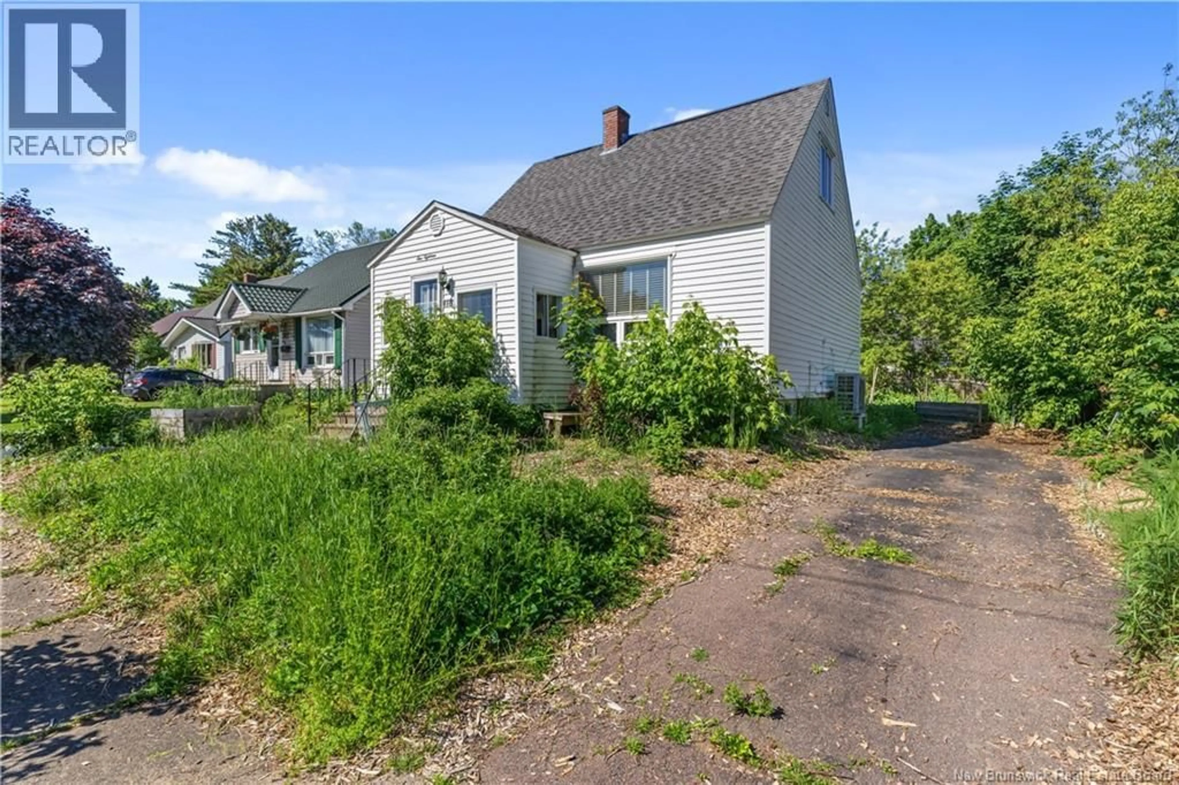A pic from outside/outdoor area/front of a property/back of a property/a pic from drone, street for 118 HUMPHREY STREET, Moncton New Brunswick E1C6P1