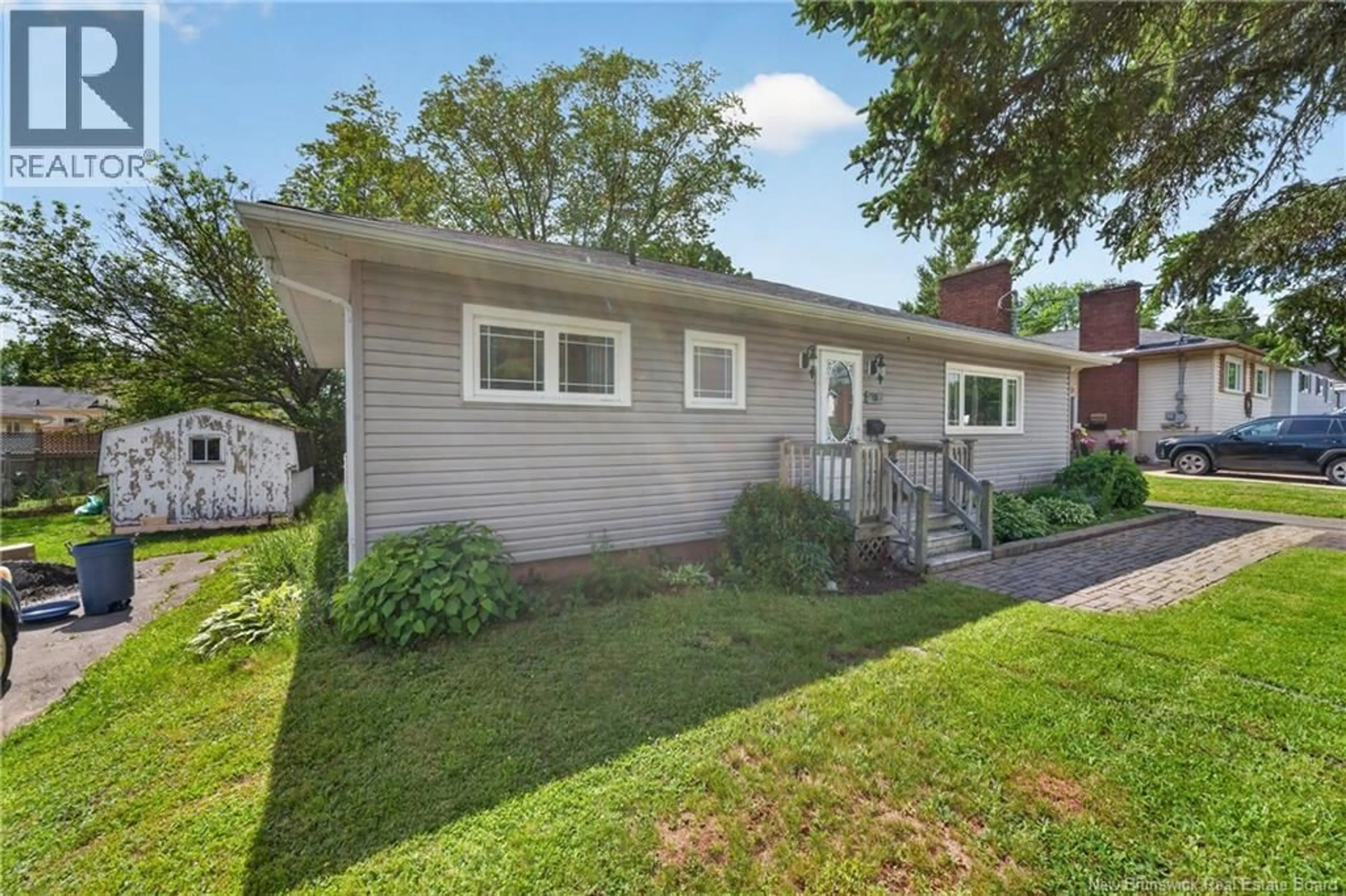 Home with vinyl exterior material, street for 10 HOLLYWOOD, Moncton New Brunswick E1E2R5
