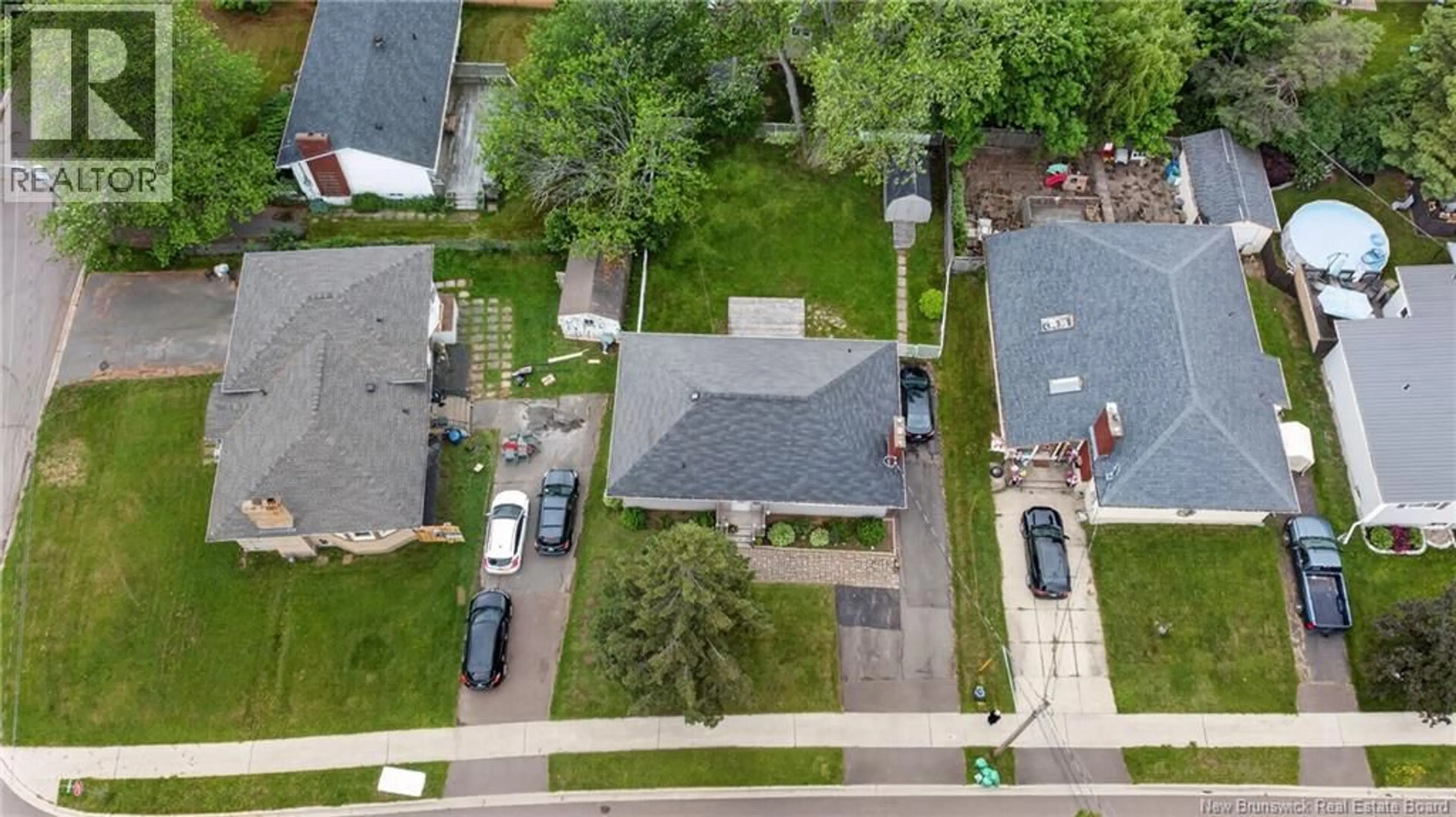 A pic from outside/outdoor area/front of a property/back of a property/a pic from drone, street for 10 HOLLYWOOD, Moncton New Brunswick E1E2R5