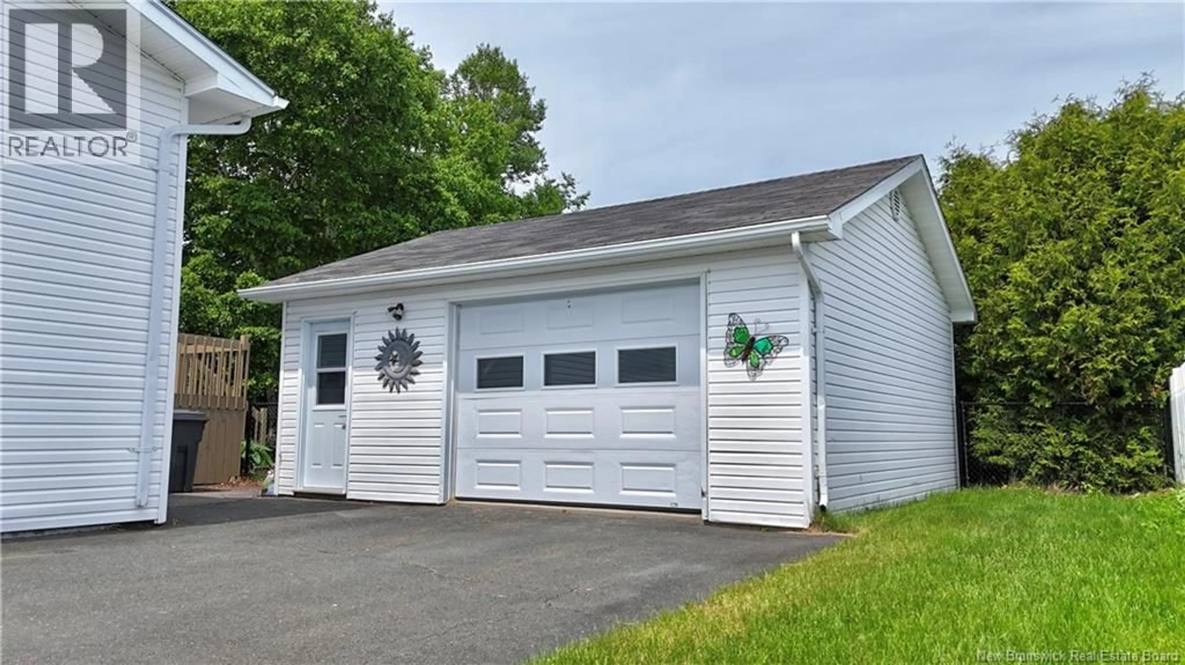 Indoor garage for 1230 OCEAN RIDGE, Bathurst New Brunswick E2A4R7